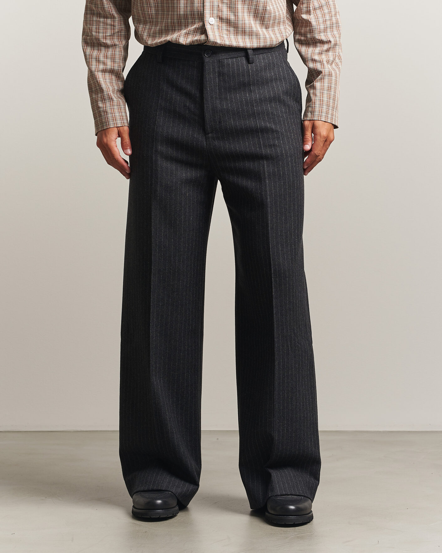 Herre | Bukser | Filippa K | Hector Wool Flannel Pinstriped Trousers Anthracite