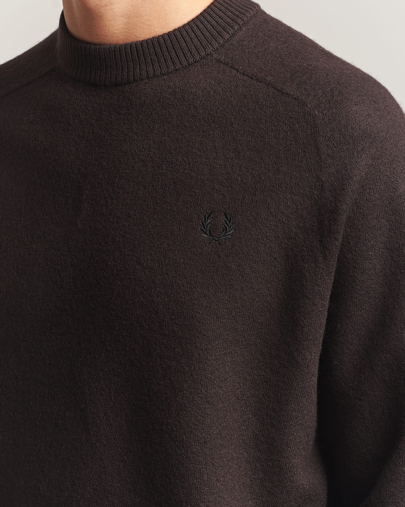 Herre | Gensere | Fred Perry | Wool Saddle Sleeve Crew Neck Rich Brown