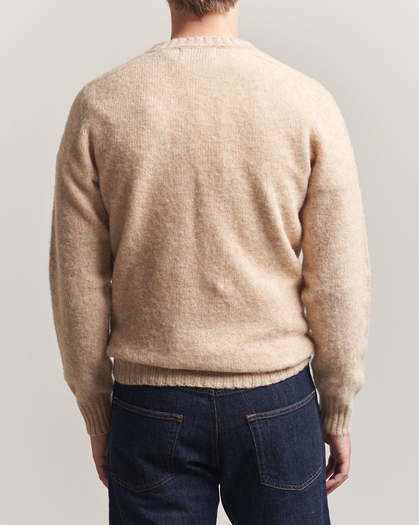 Herre | Gensere | Harley Of Scotland for Care of Carl | Brushed Supersoft Lambswool V-Neck Beige