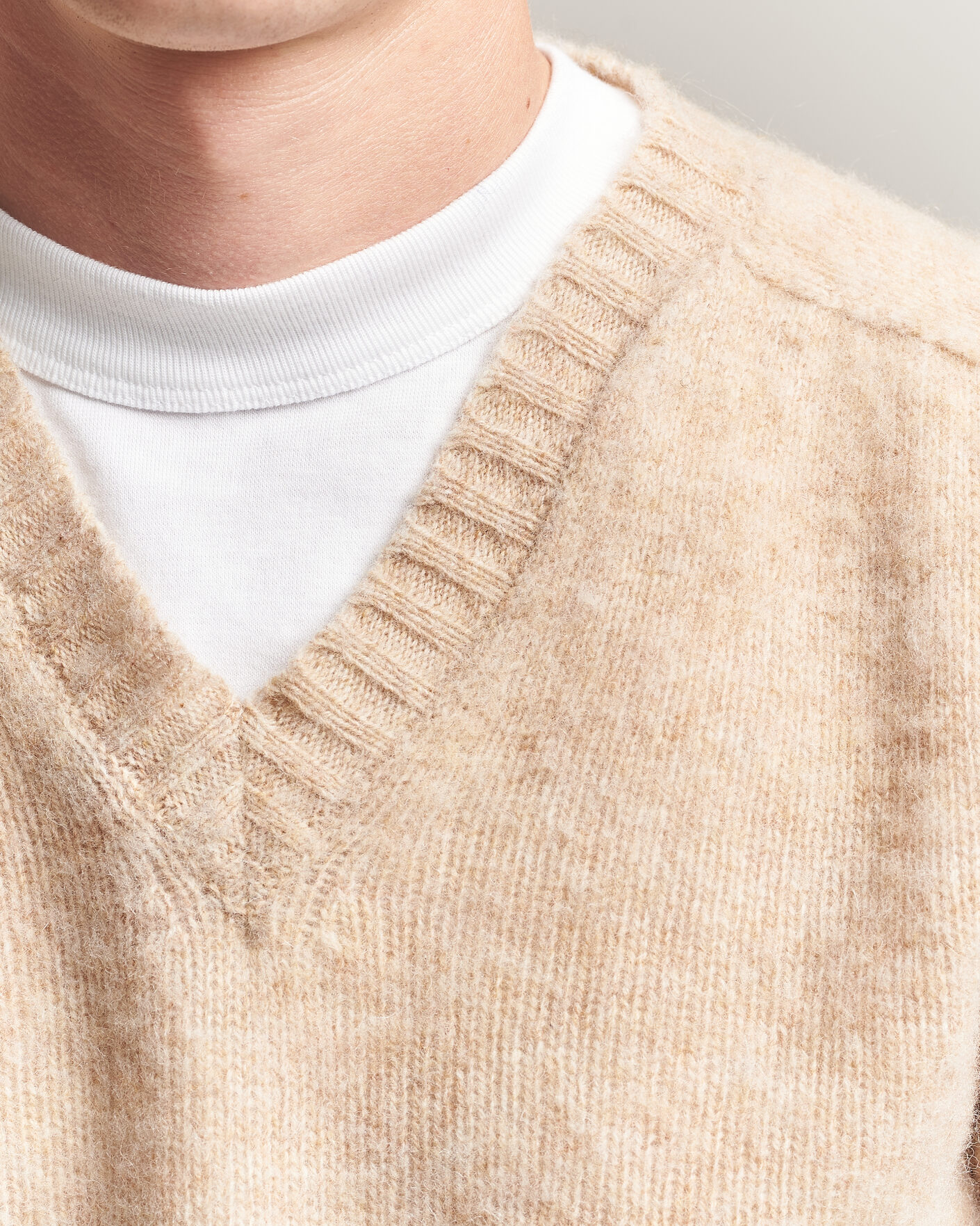 Herre | Gensere | Harley Of Scotland for Care of Carl | Brushed Supersoft Lambswool V-Neck Beige