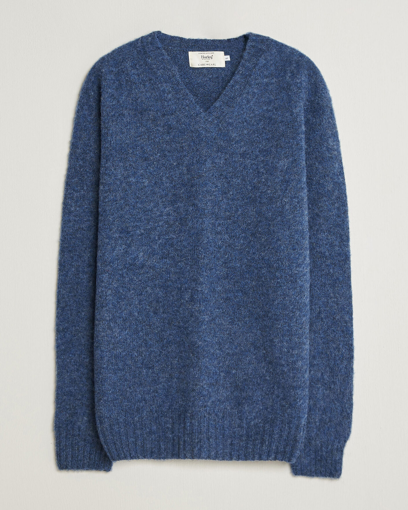 Herre | Gensere | Harley Of Scotland for Care of Carl | Brushed Supersoft Lambswool V-Neck Denim Blue