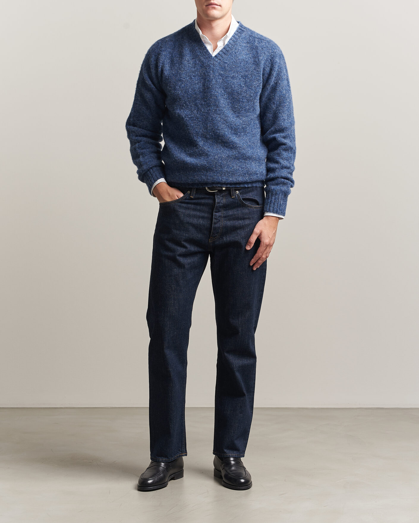 Herre | Gensere | Harley Of Scotland for Care of Carl | Brushed Supersoft Lambswool V-Neck Denim Blue