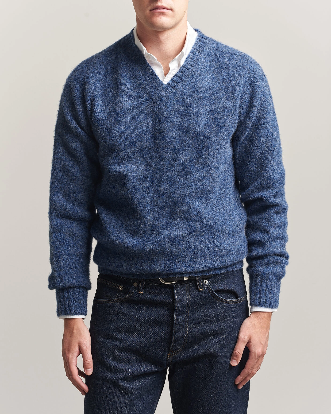 Herre | Gensere | Harley Of Scotland for Care of Carl | Brushed Supersoft Lambswool V-Neck Denim Blue