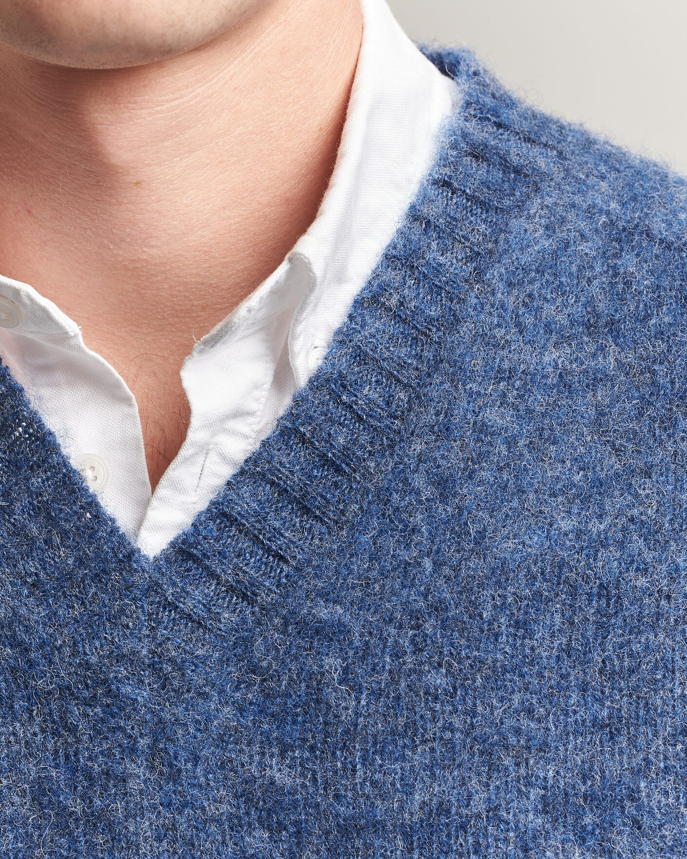 Herre | Gensere | Harley Of Scotland for Care of Carl | Brushed Supersoft Lambswool V-Neck Denim Blue