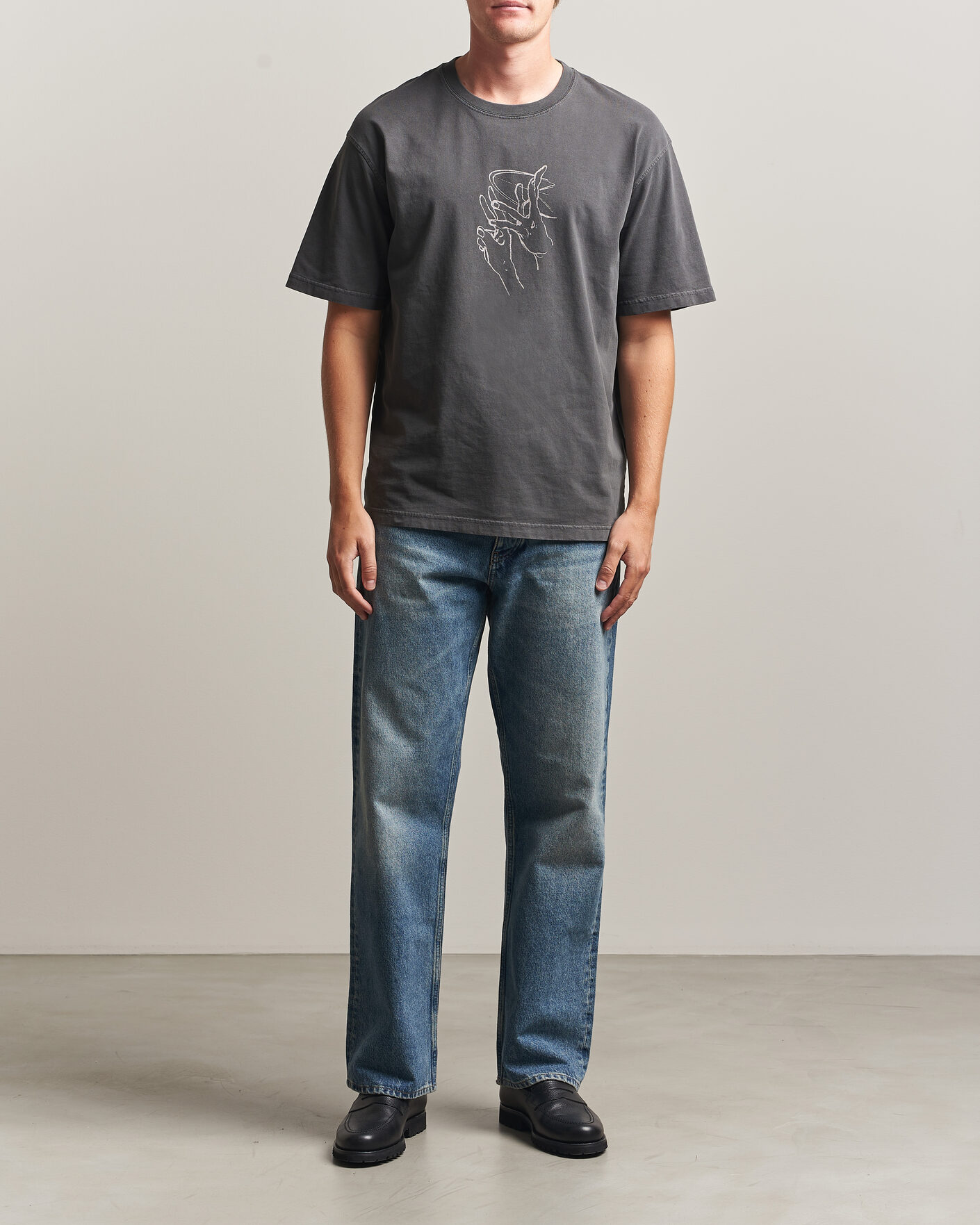 Diagonal Tシャツ5lack KOHH SALU PUNPEE OMSB Samsøe Samsøe Giles Printed Crew Neck T-Shirt Black Lines hos