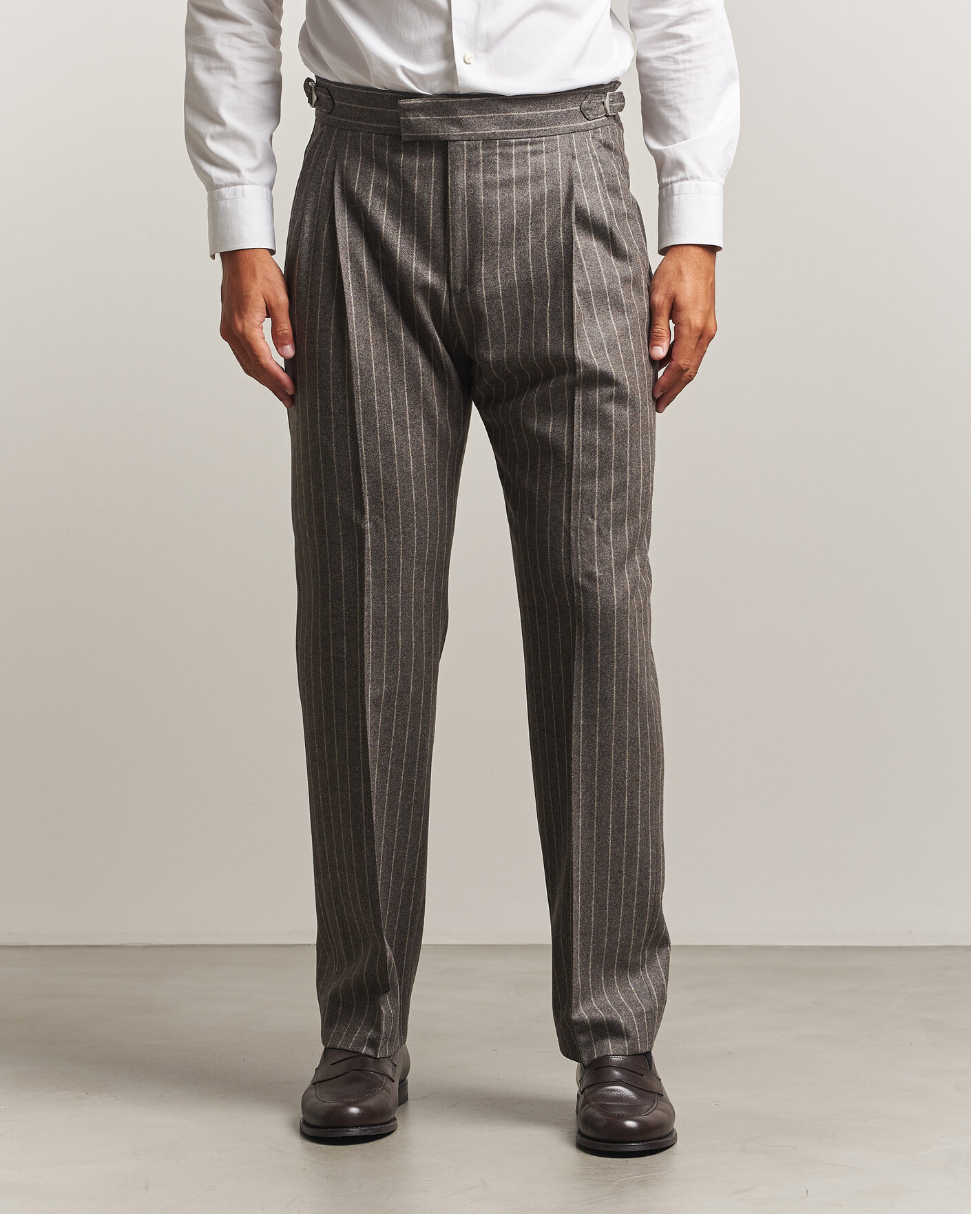 Herre | Bukser | Tiger of Sweden | Theo Wool Pleated Pinstriped Trousers Grey Brown
