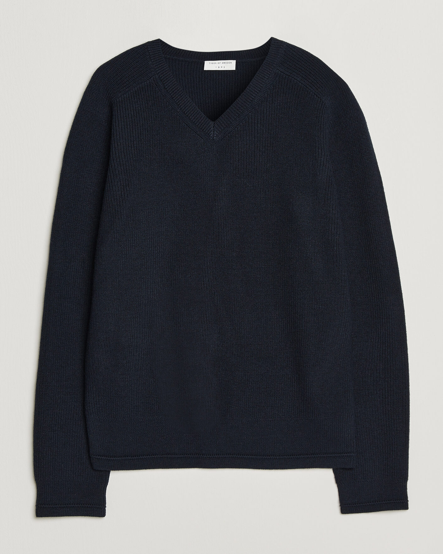 Herre | Gensere | Tiger of Sweden | Logan Wool Knitted V-Neck Night Grape
