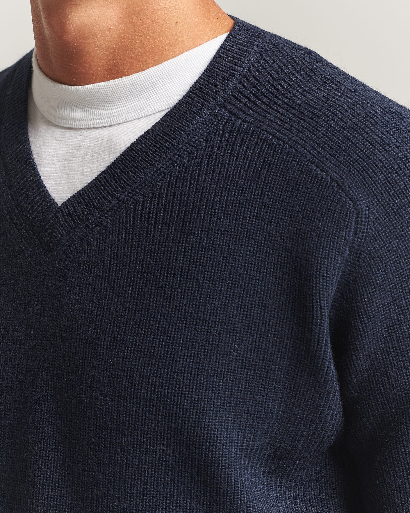 Herre | Gensere | Tiger of Sweden | Logan Wool Knitted V-Neck Night Grape
