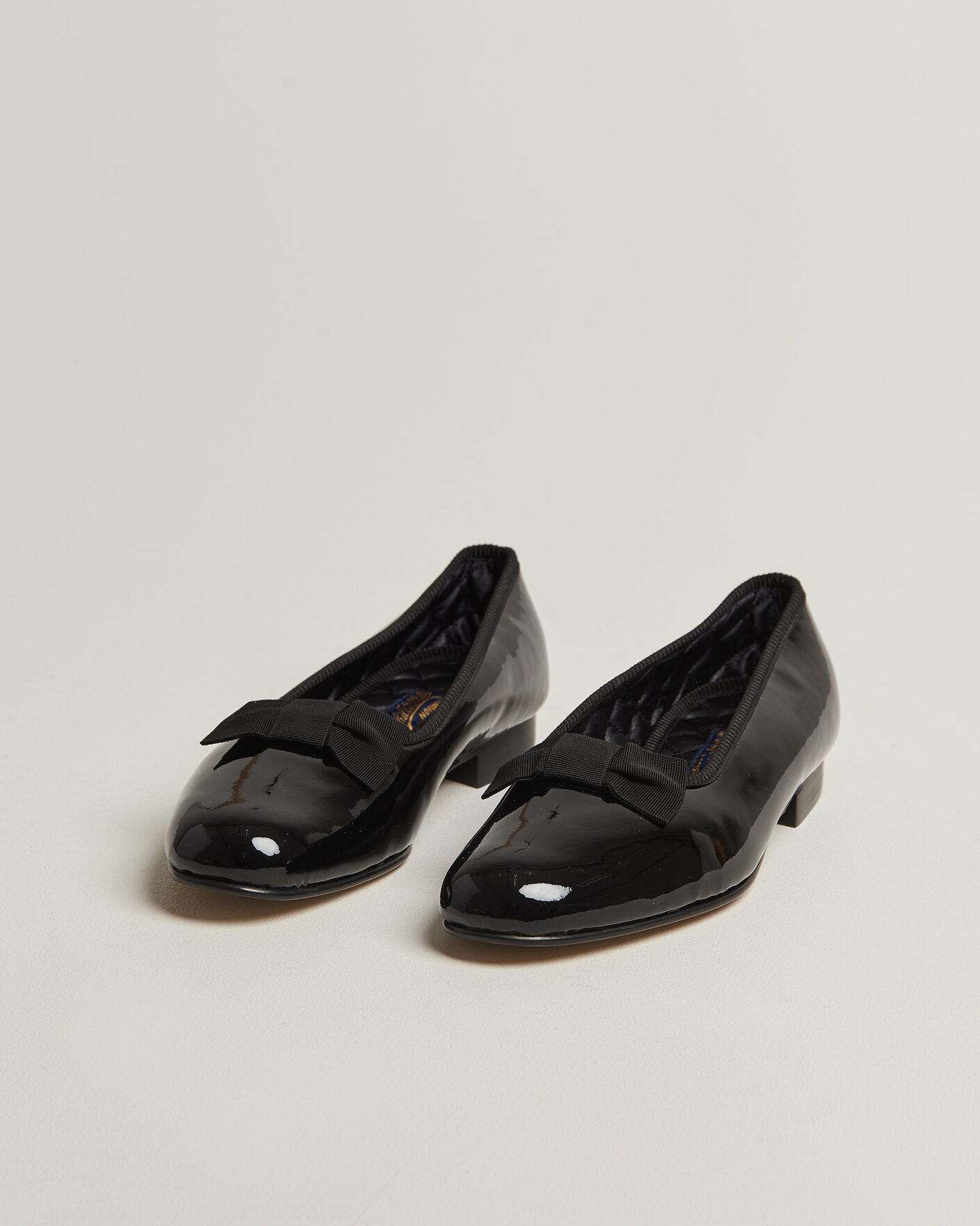 Herre | Lakksko | Bowhill & Elliott | Patent Opera Pump Black