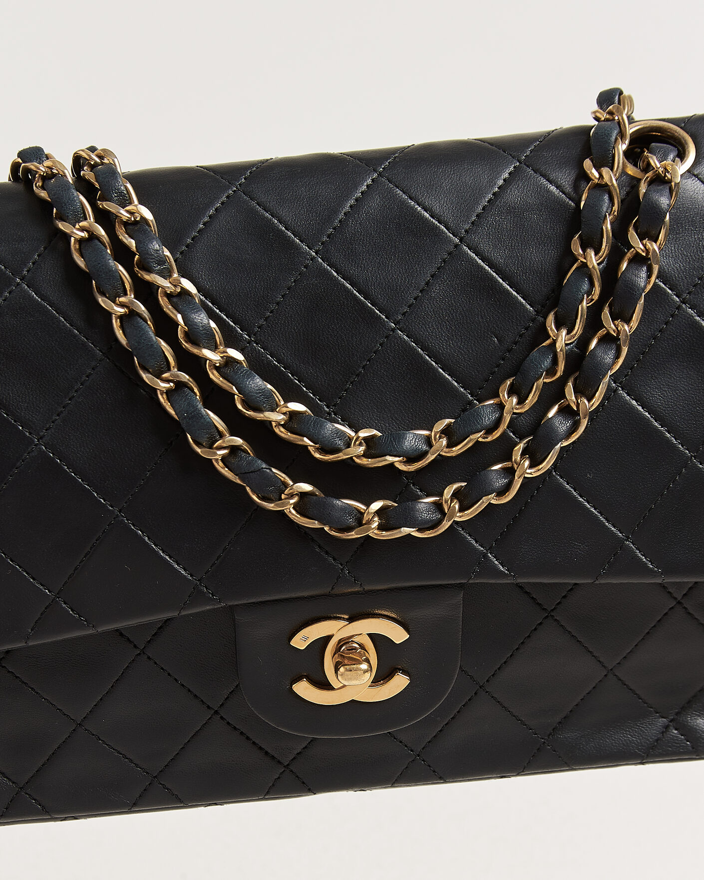 Herre | Pre-Owned & Vintage Bags | Chanel Pre-Owned | Classic Medium Double Flap Bag Lambskin Black