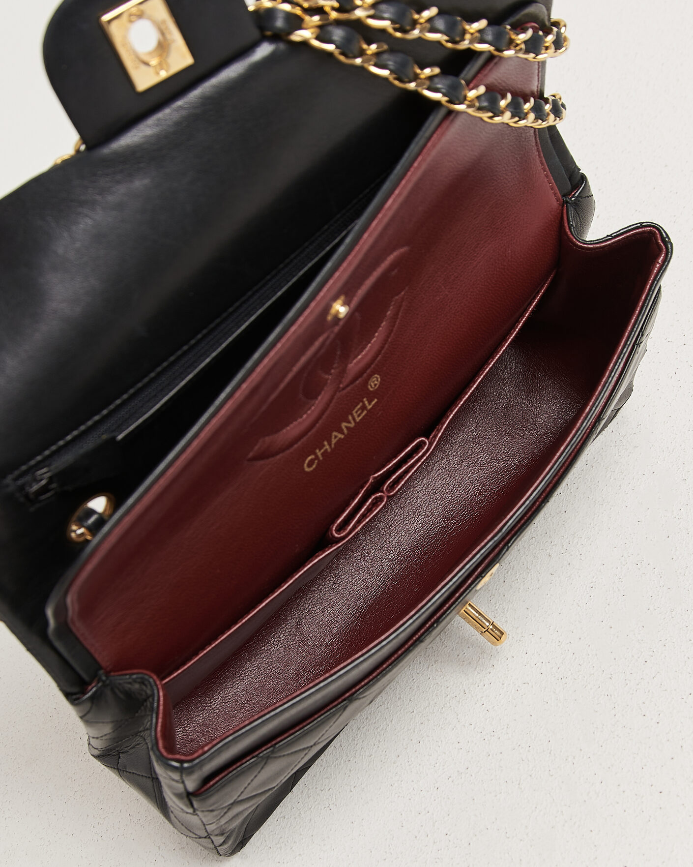 Herre | Pre-Owned & Vintage Bags | Chanel Pre-Owned | Classic Medium Double Flap Bag Lambskin Black