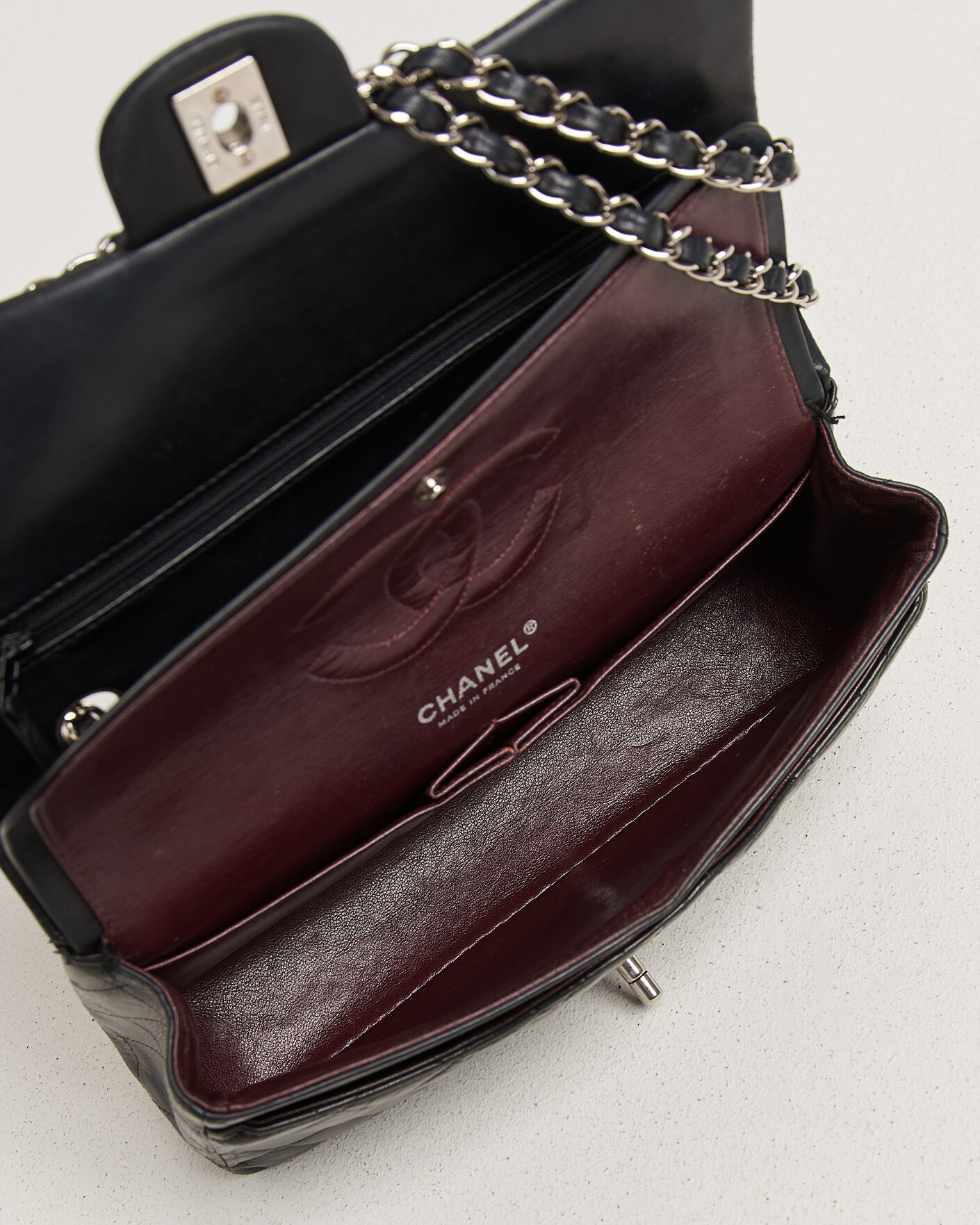 Herre | Pre-Owned & Vintage Bags | Chanel Pre-Owned | Classic Medium Double Flap Bag Lambskin Black