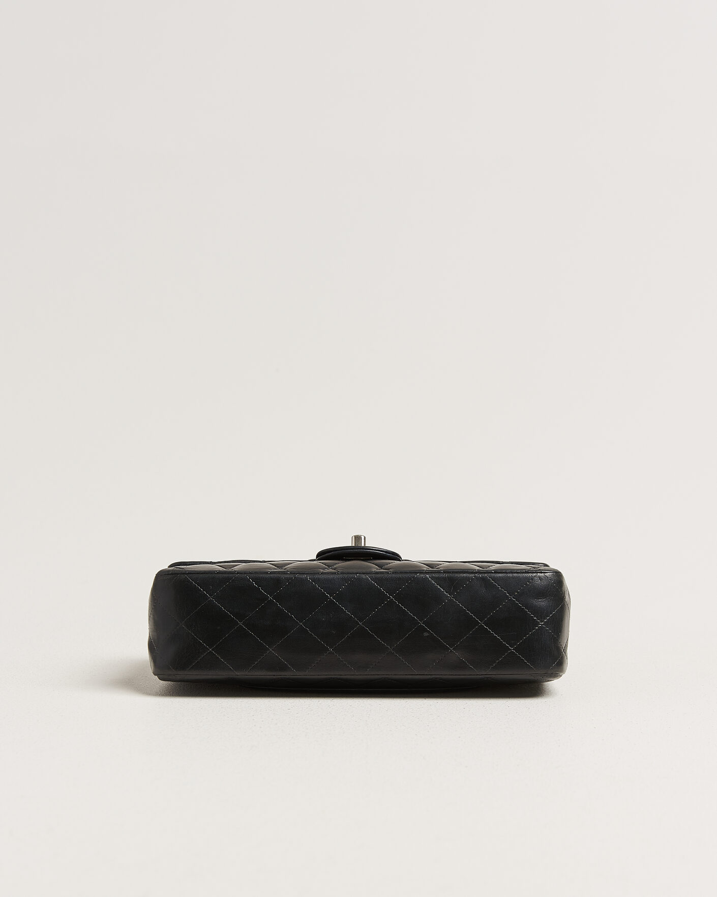 Herre | Pre-Owned & Vintage Bags | Chanel Pre-Owned | Classic Medium Double Flap Bag Lambskin Black