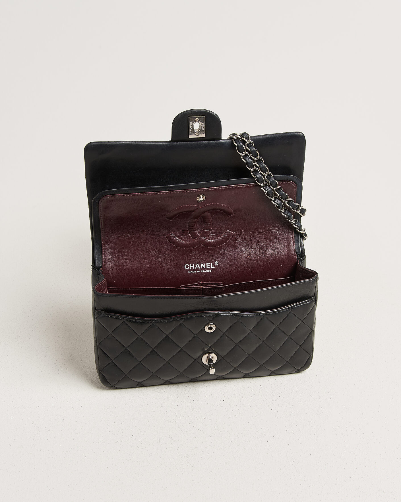 Herre | Pre-Owned & Vintage Bags | Chanel Pre-Owned | Classic Medium Double Flap Bag Lambskin Black