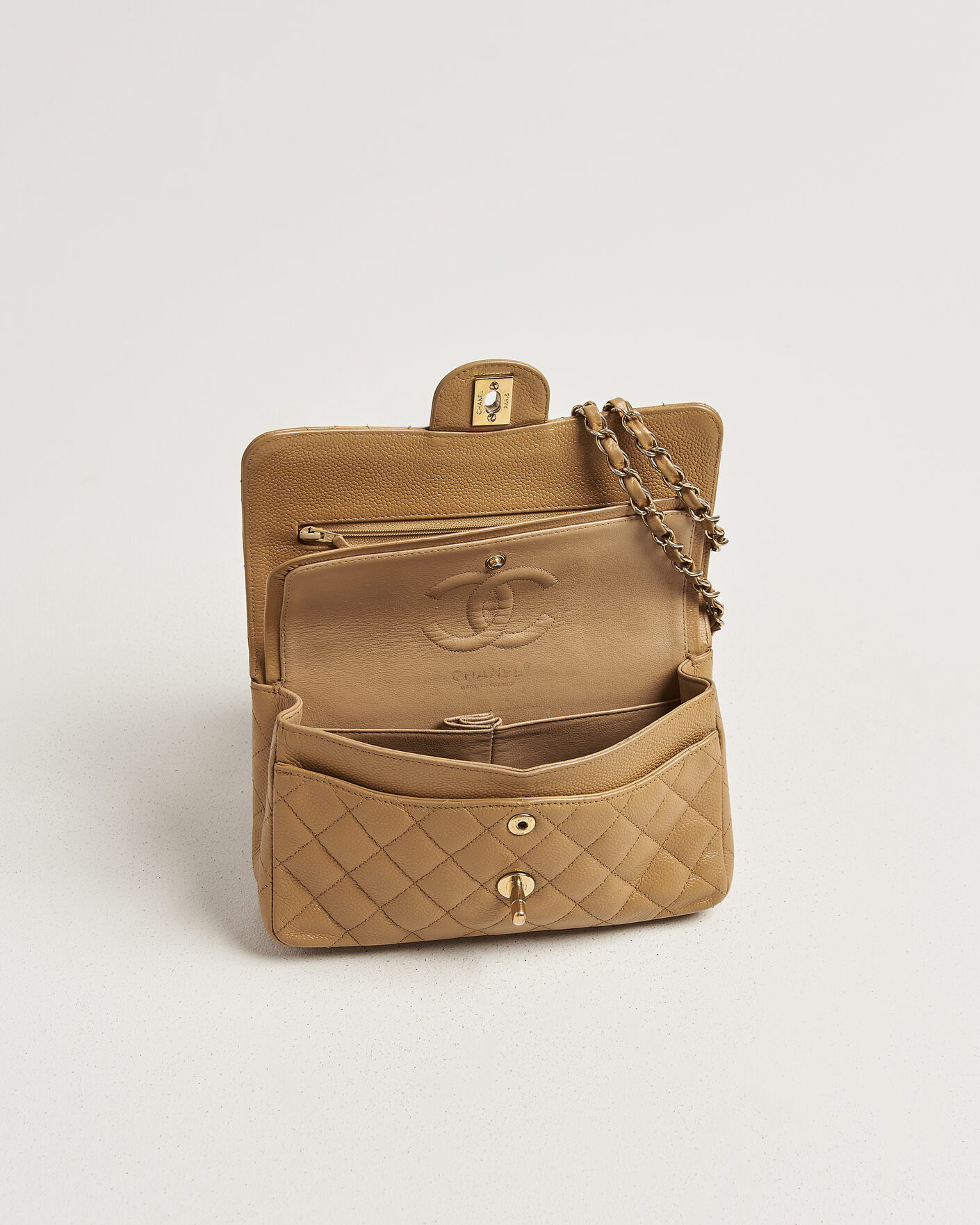 Herre | Pre-Owned & Vintage Bags | Chanel Pre-Owned | Classic Small Double Flap Bag Caviar Leather Beige