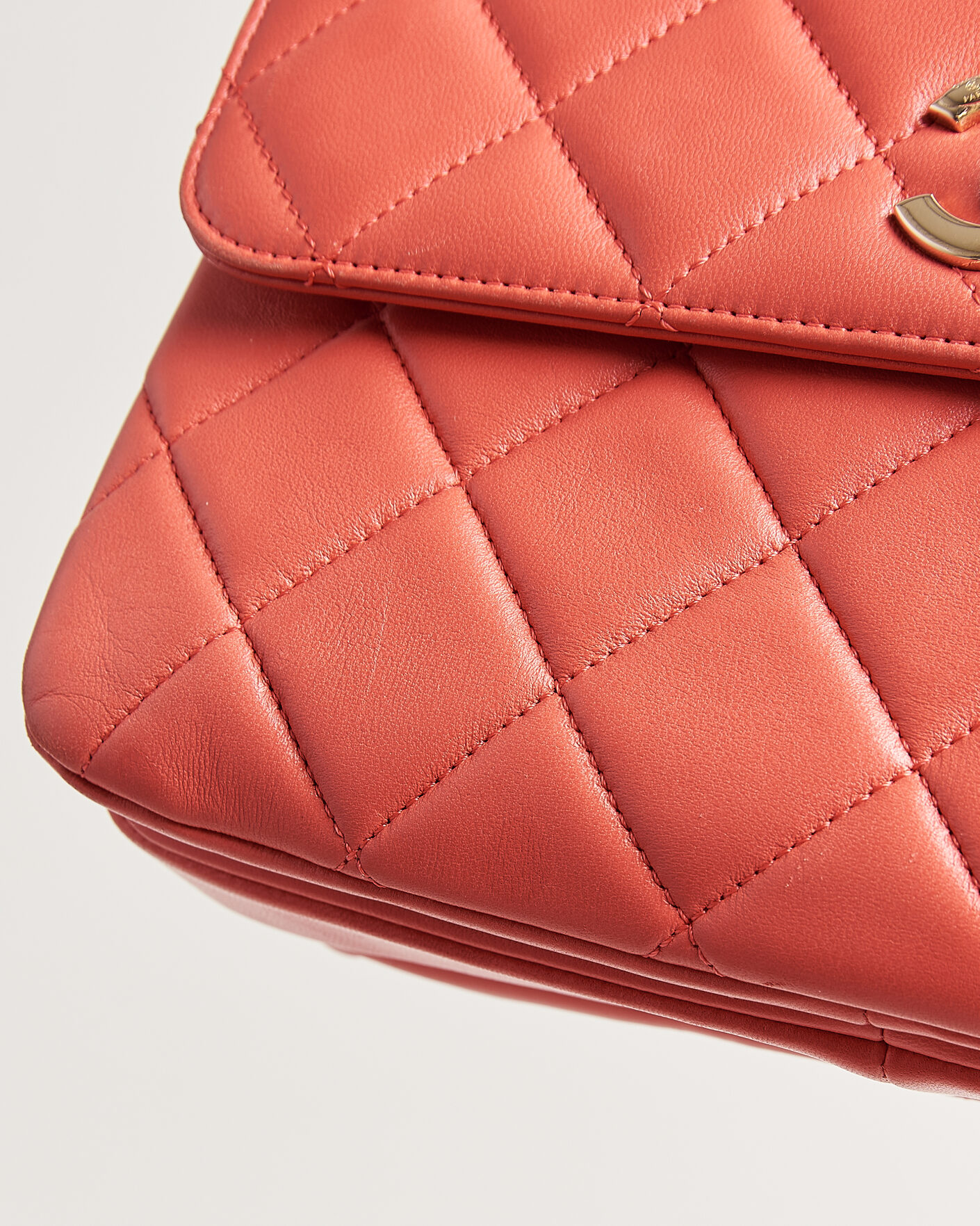 Herre | Pre-Owned & Vintage Bags | Chanel Pre-Owned | Trendy CC Top Handle Bag Coral