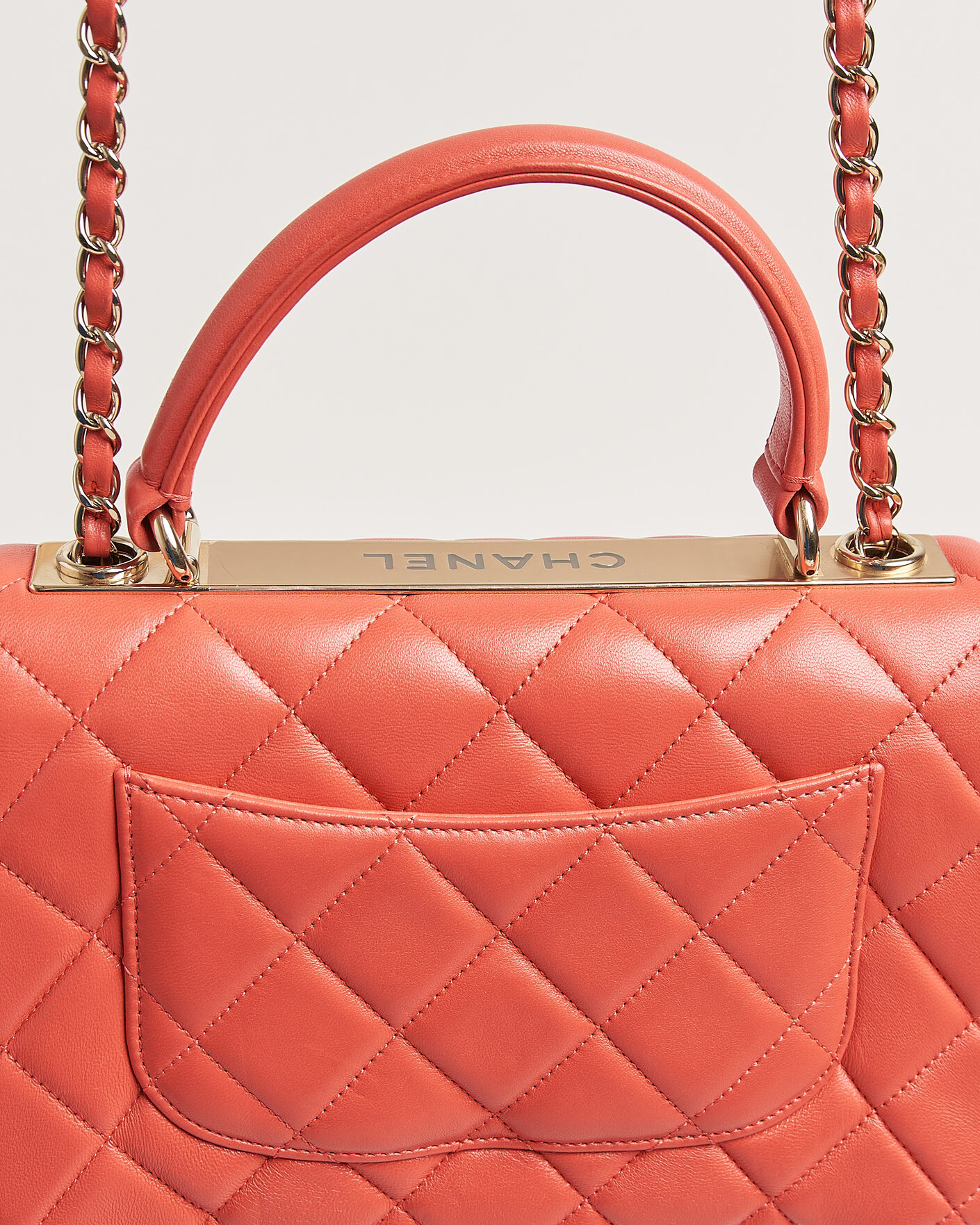 Herre | Pre-Owned & Vintage Bags | Chanel Pre-Owned | Trendy CC Top Handle Bag Coral