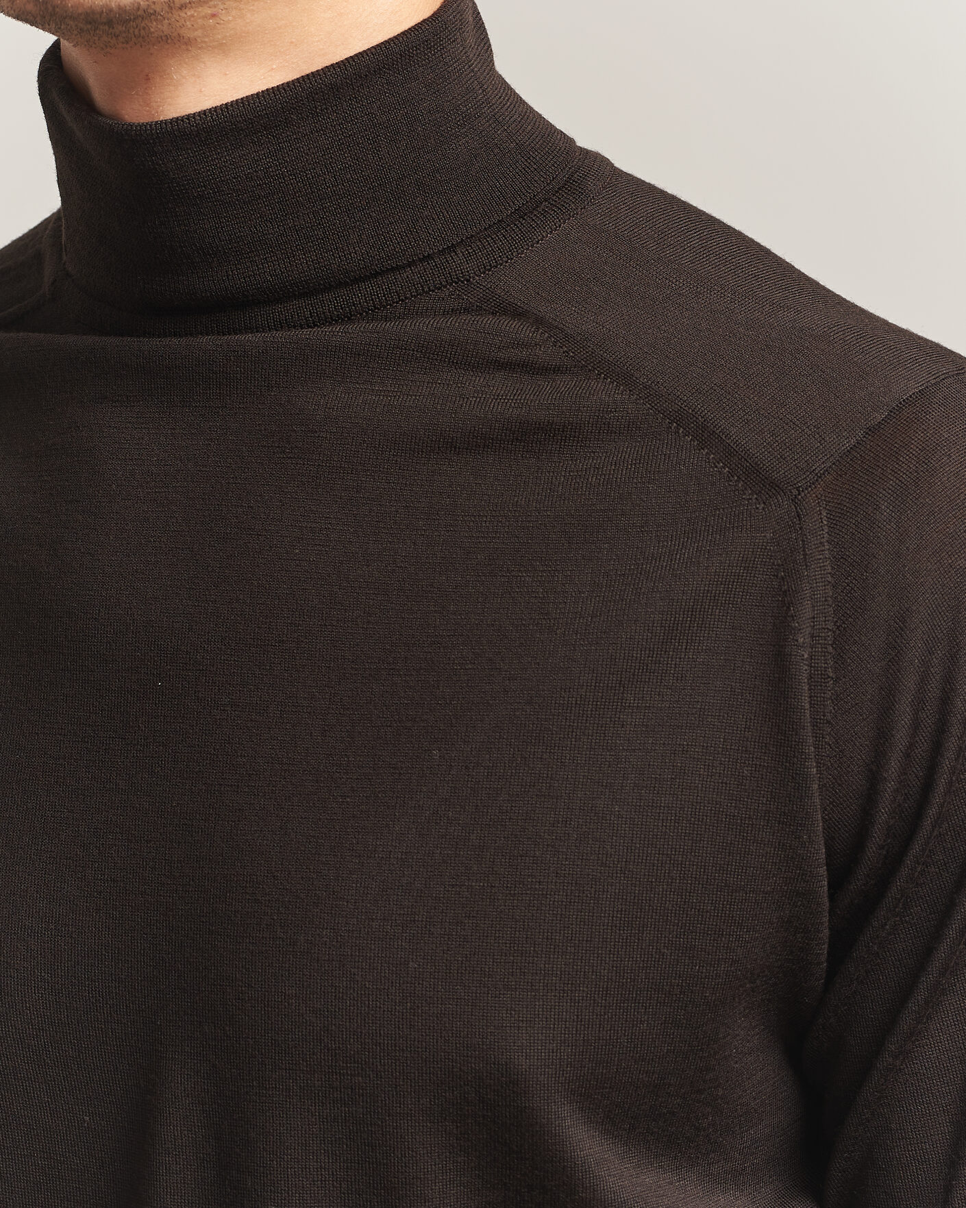 Herre | Gensere | John Smedley | Cherwell Extra Fine Merino Rollneck Faulkner Brown