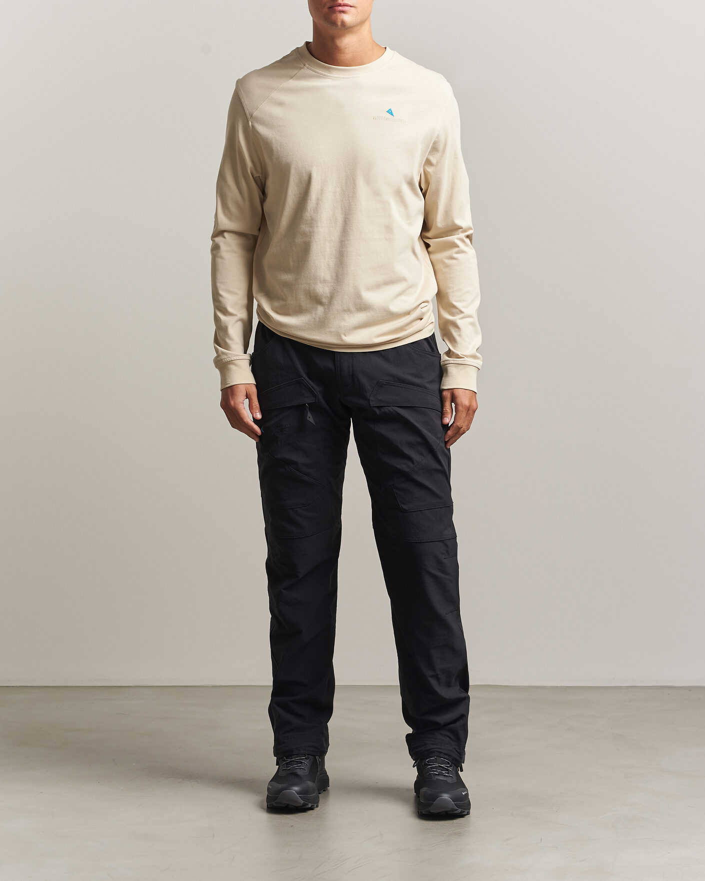 Herre | T-Shirts | Klättermusen | Root Long Sleeve Logo T-Shirt Clay