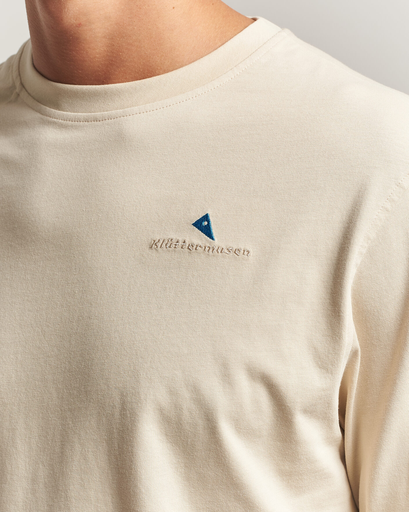 Herre | T-Shirts | Klättermusen | Root Long Sleeve Logo T-Shirt Clay
