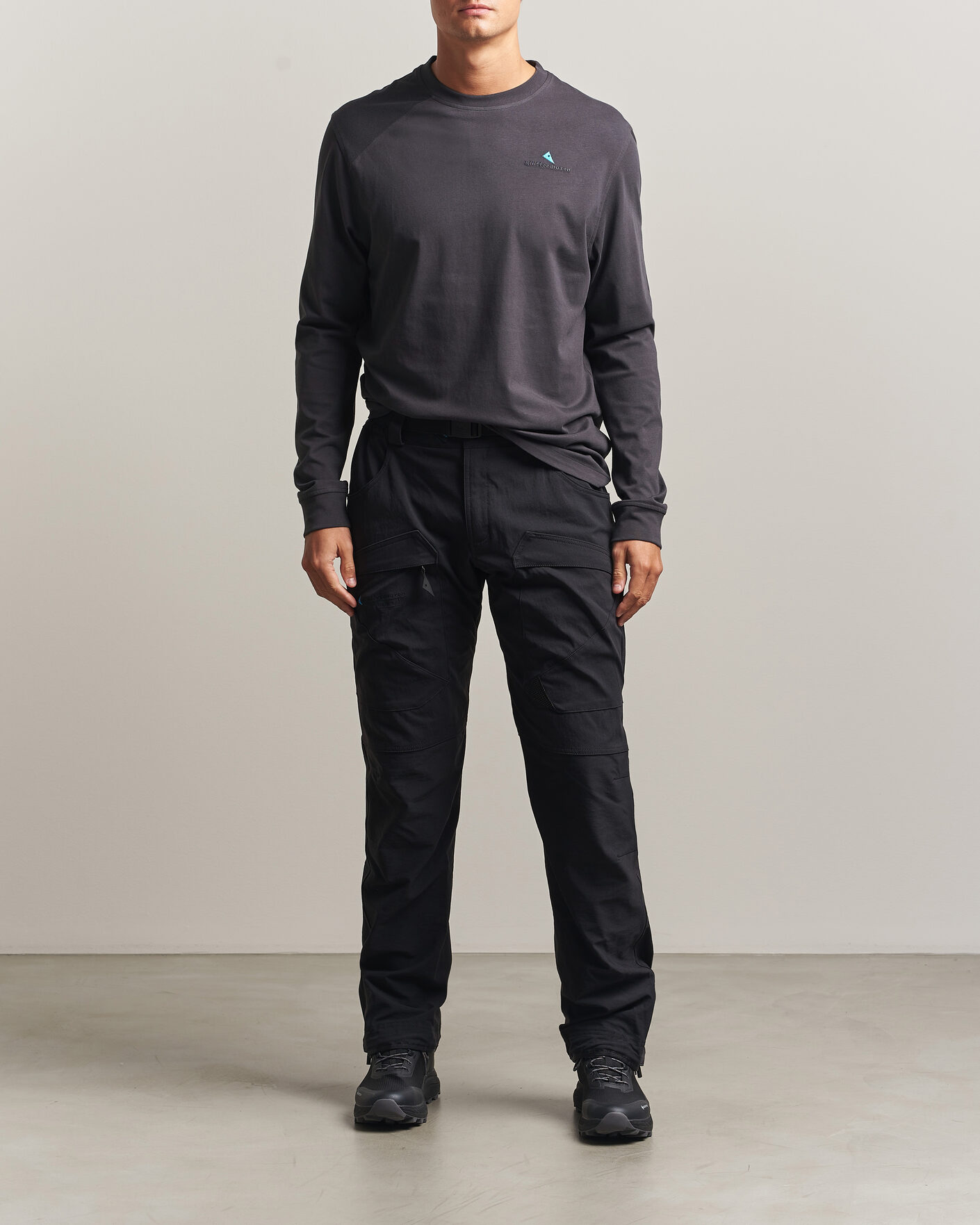 Herre | T-Shirts | Klättermusen | Root Long Sleeve Logo T-Shirt Raven