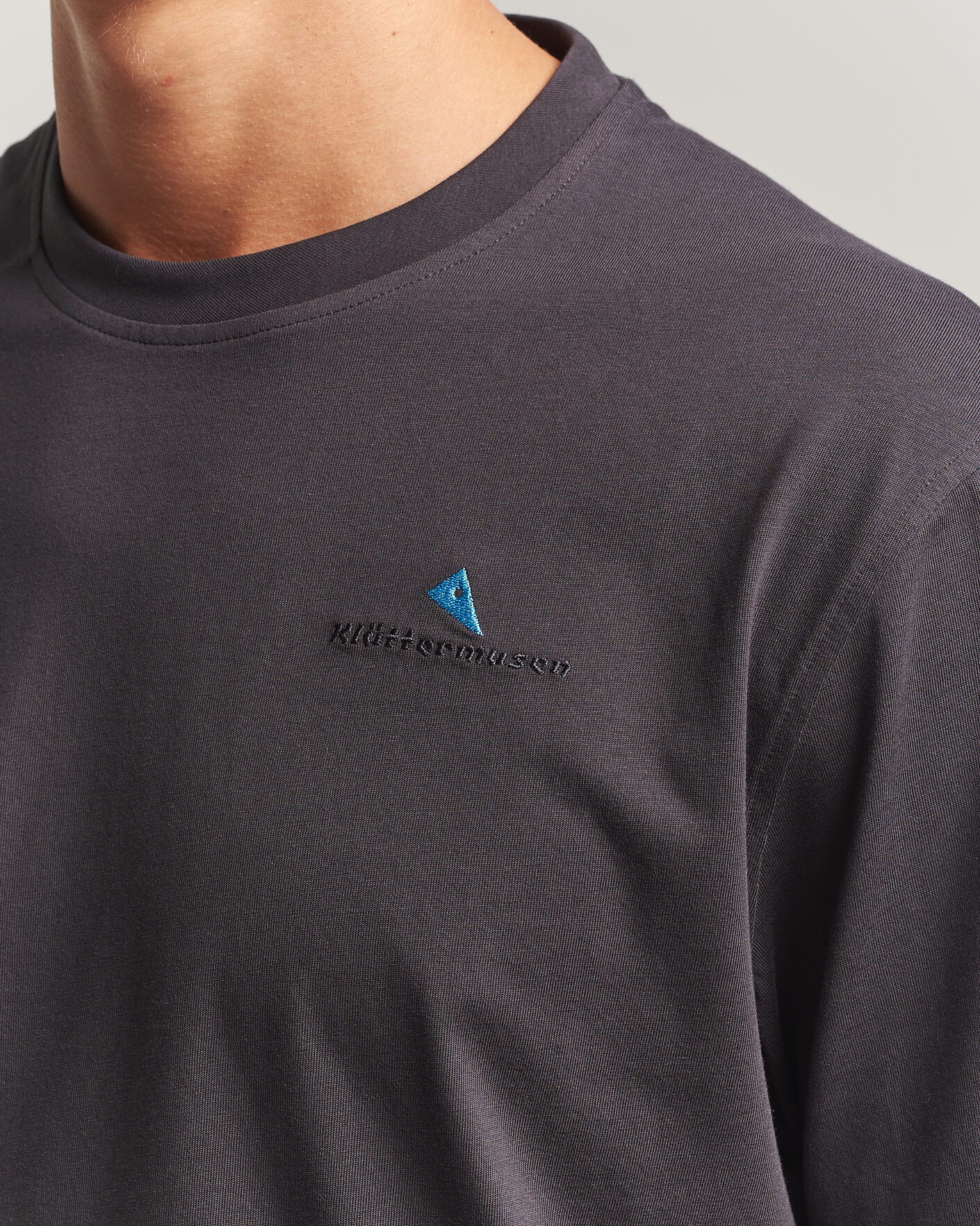 Herre | T-Shirts | Klättermusen | Root Logo T-Shirt Raven