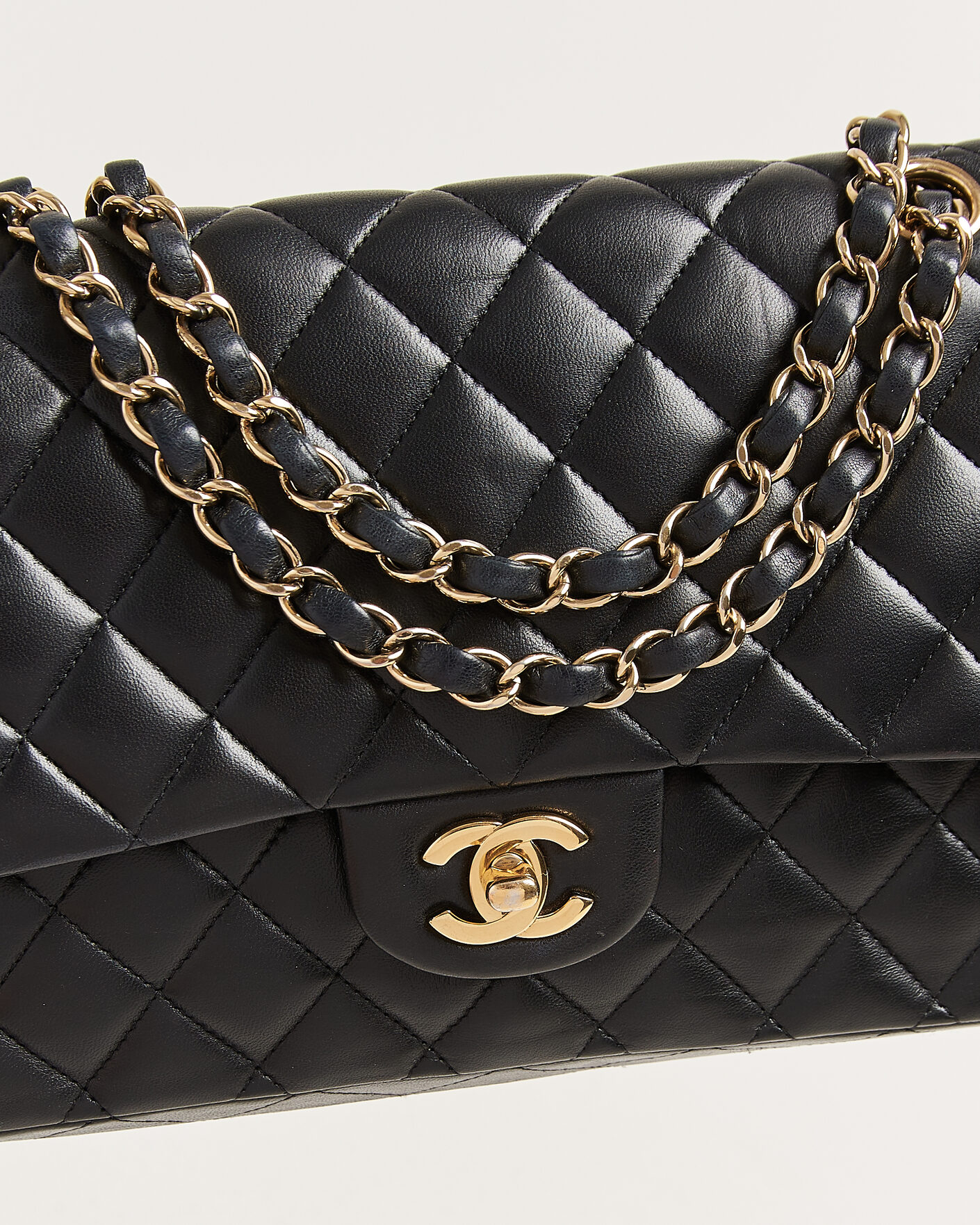 Herre | Pre-Owned & Vintage Bags | Chanel Pre-Owned | Classic Medium Double Flap Bag Lambskin Black