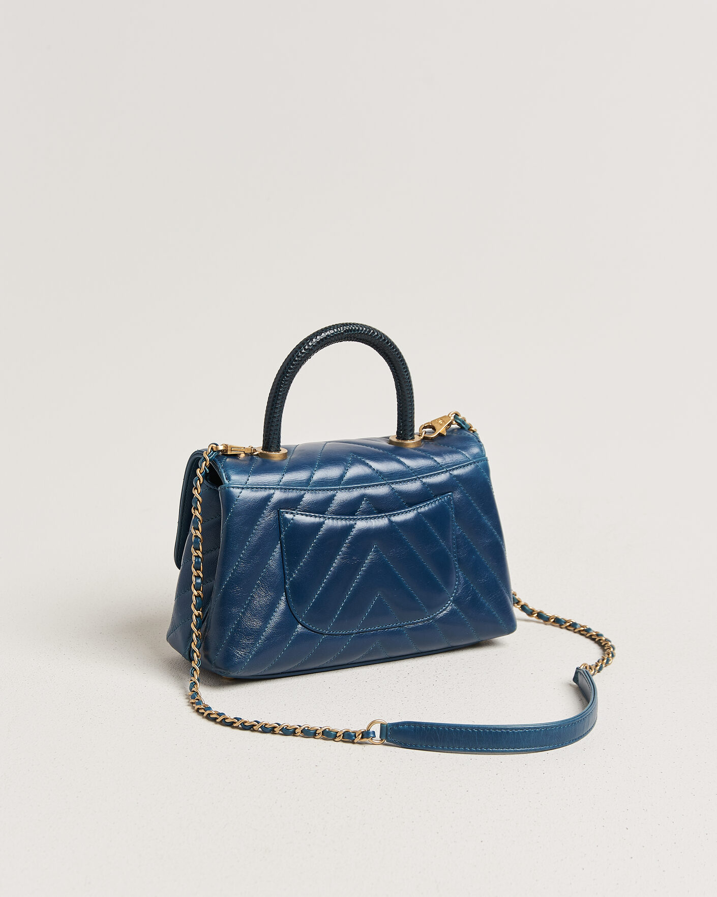 Herre | Pre-Owned & Vintage Bags | Chanel Pre-Owned | Coco Handle Chevron Bag Blue