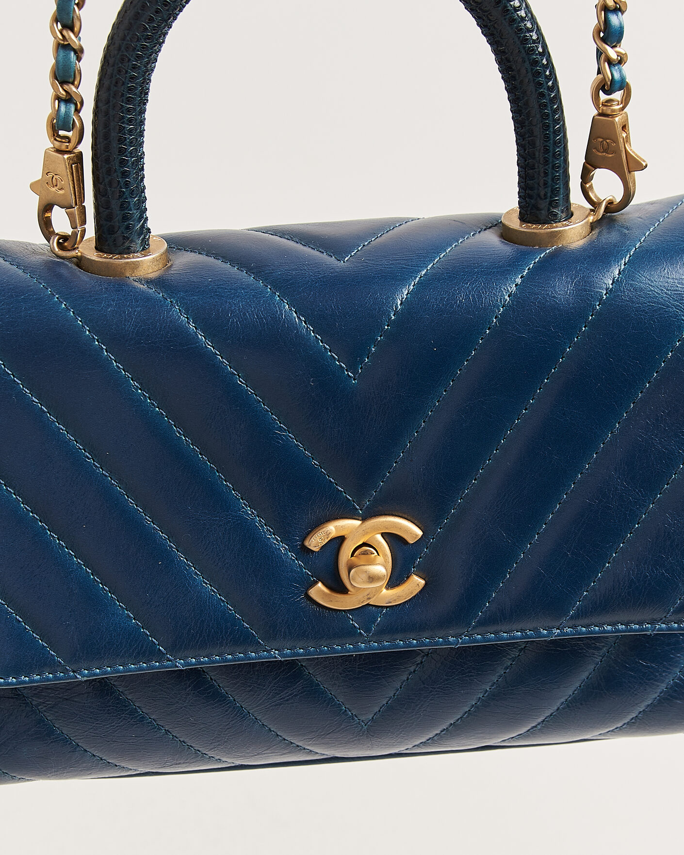 Herre | Pre-Owned & Vintage Bags | Chanel Pre-Owned | Coco Handle Chevron Bag Blue
