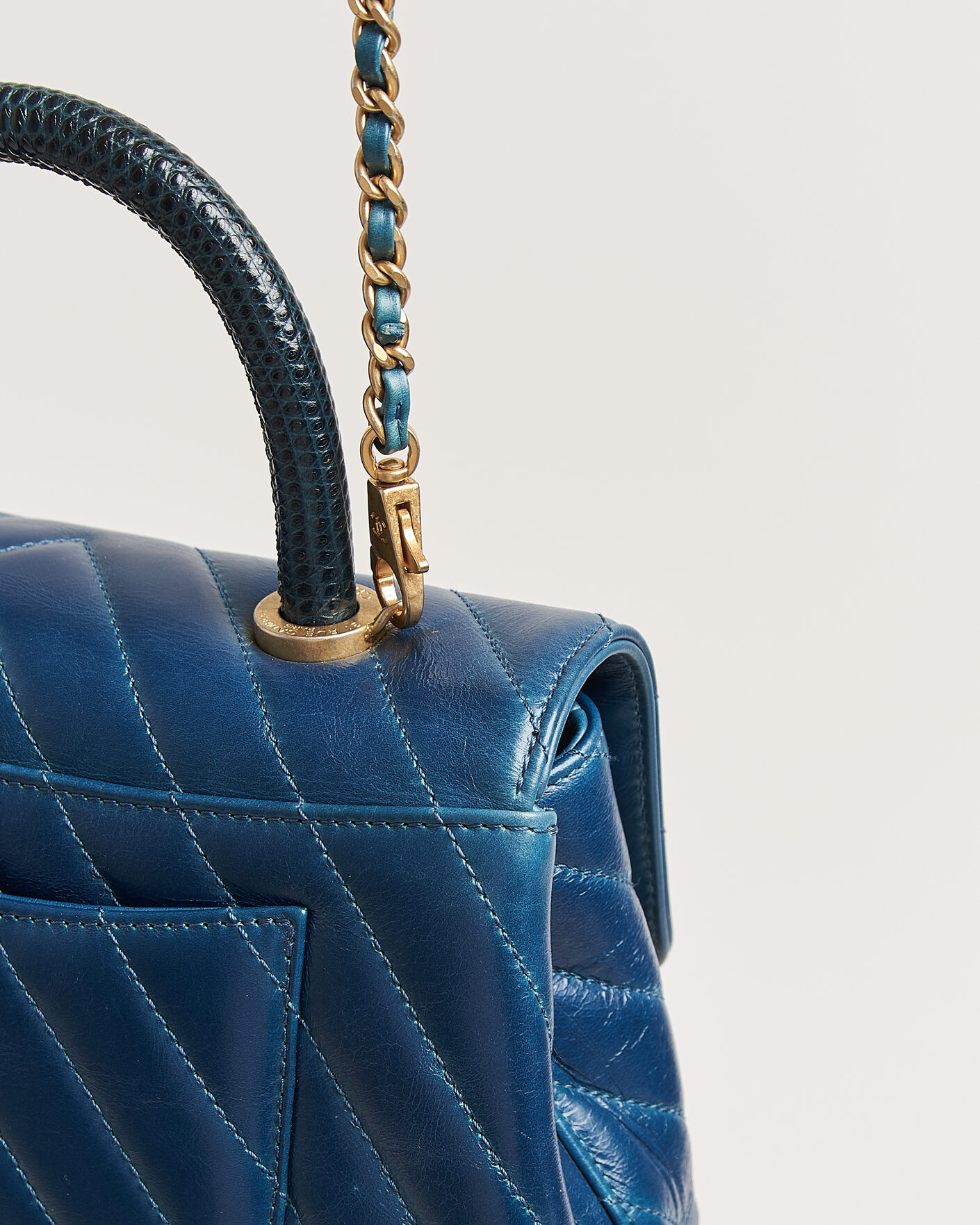 Herre | Pre-Owned & Vintage Bags | Chanel Pre-Owned | Coco Handle Chevron Bag Blue