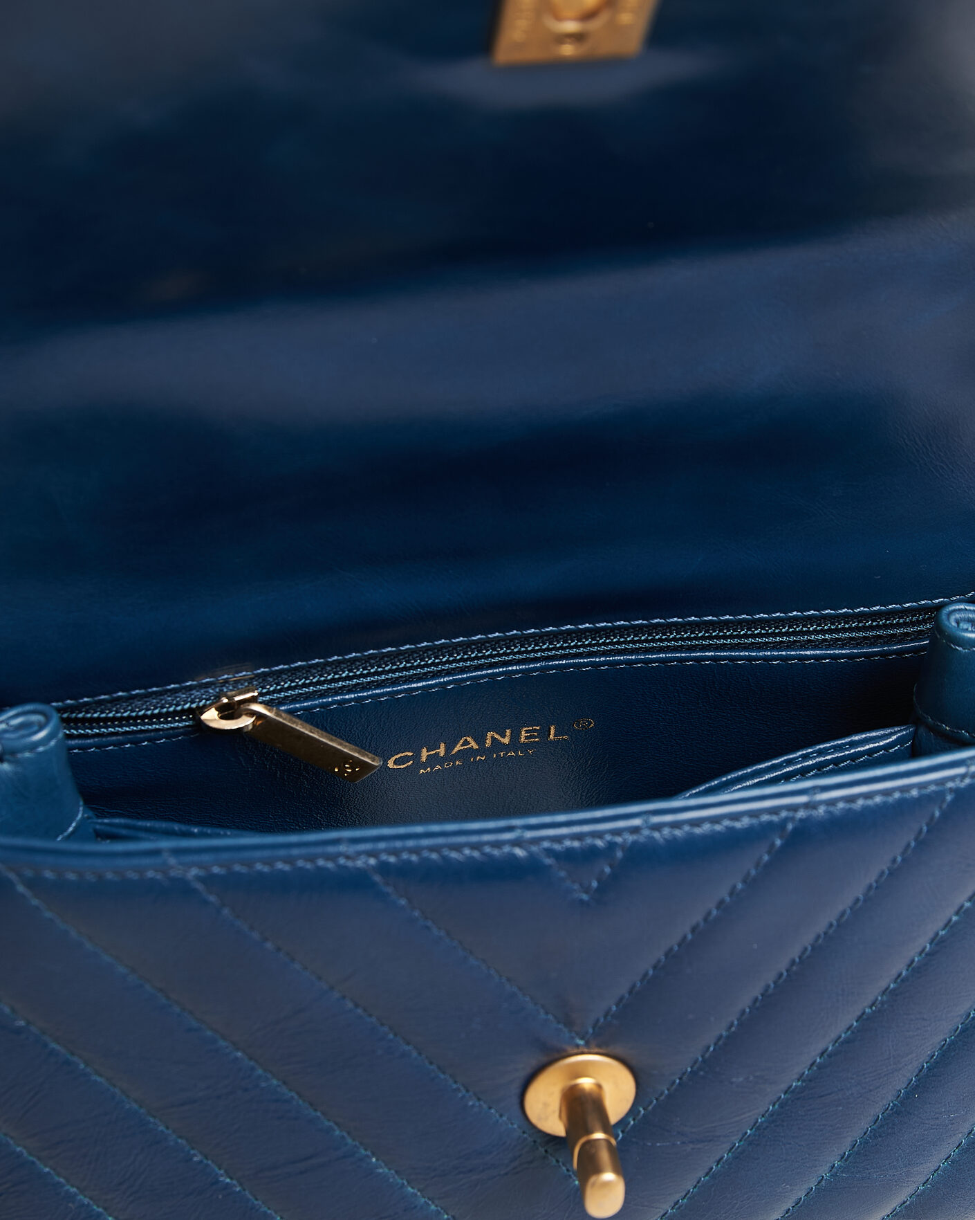 Herre | Pre-Owned & Vintage Bags | Chanel Pre-Owned | Coco Handle Chevron Bag Blue