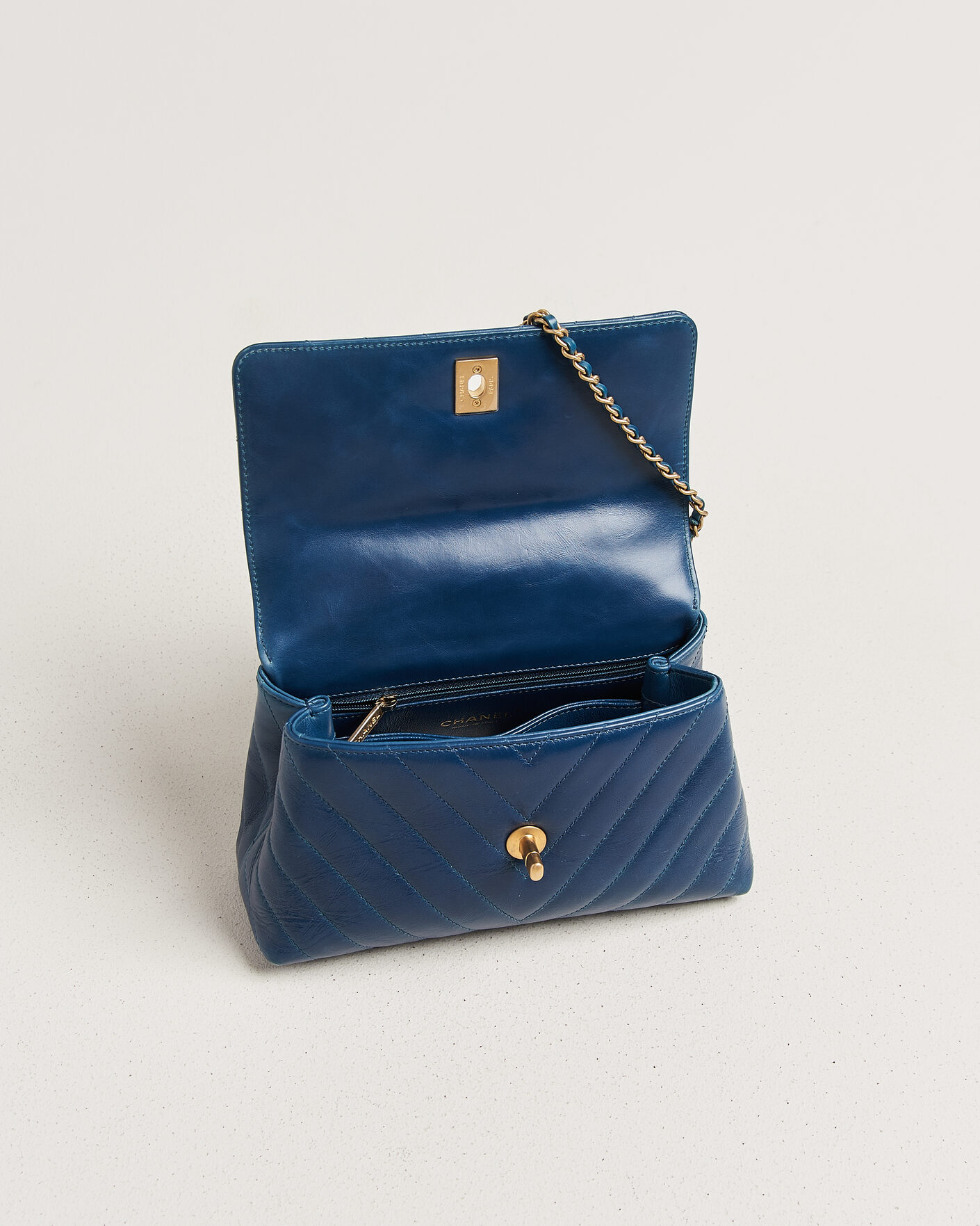 Herre | Pre-Owned & Vintage Bags | Chanel Pre-Owned | Coco Handle Chevron Bag Blue