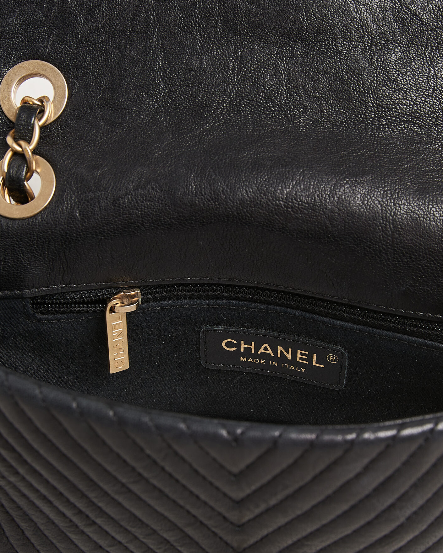 Herre | Pre-Owned & Vintage Bags | Chanel Pre-Owned | Chevron Small Flap Bag Black