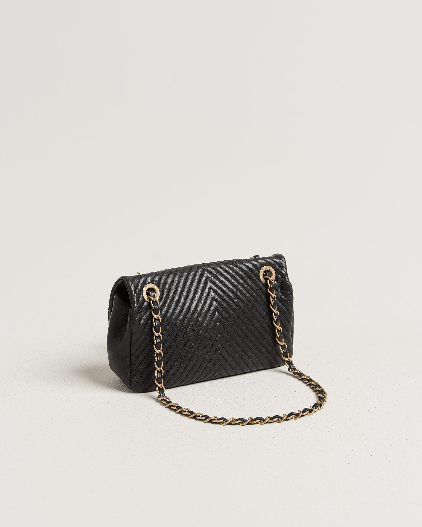 Herre | Pre-Owned & Vintage Bags | Chanel Pre-Owned | Chevron Small Flap Bag Black