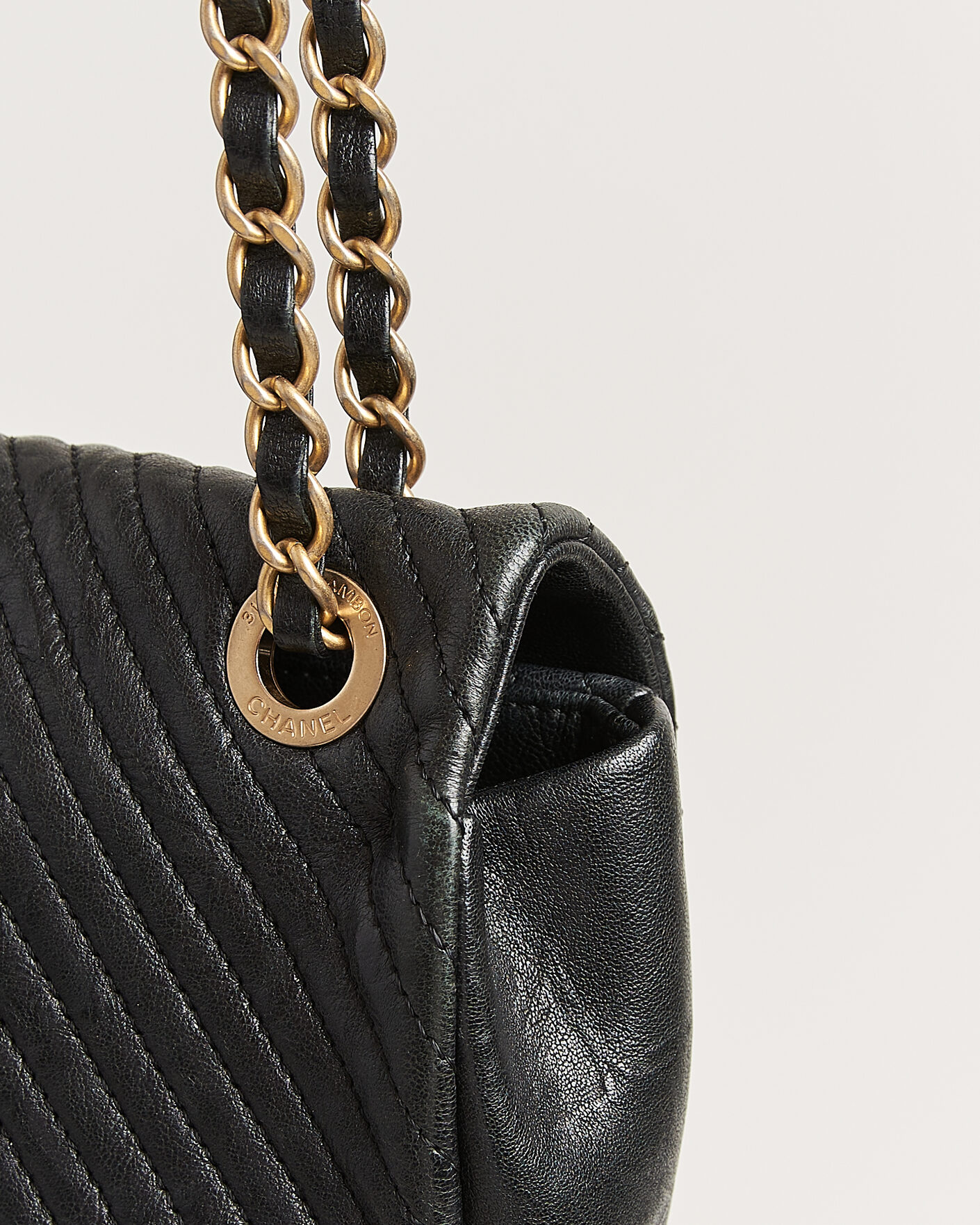 Herre | Pre-Owned & Vintage Bags | Chanel Pre-Owned | Chevron Small Flap Bag Black