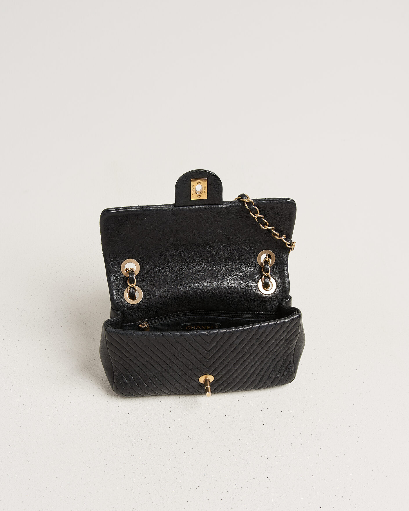 Herre | Pre-Owned & Vintage Bags | Chanel Pre-Owned | Chevron Small Flap Bag Black