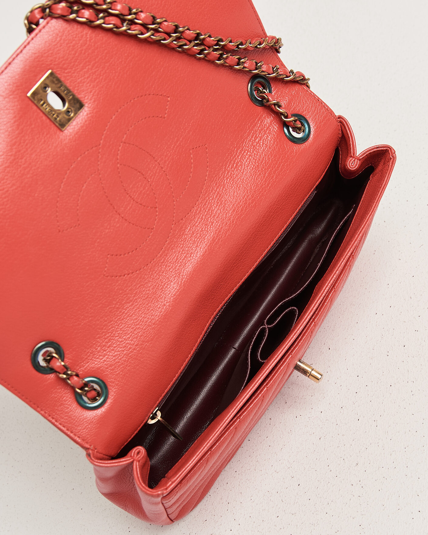 Herre | Pre-Owned & Vintage Bags | Chanel Pre-Owned | Chevron Medium Flap Bag Coral