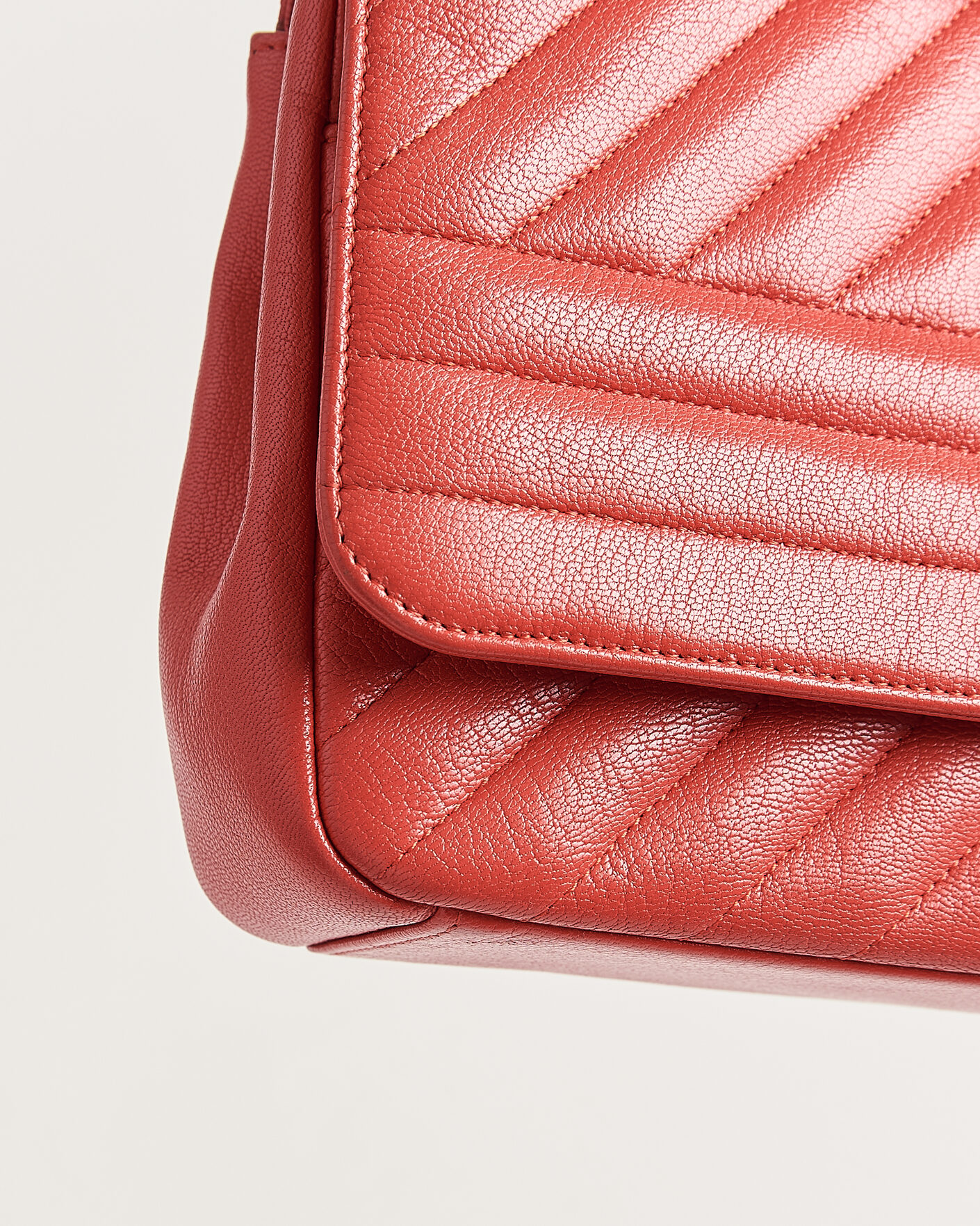 Herre | Pre-Owned & Vintage Bags | Chanel Pre-Owned | Chevron Medium Flap Bag Coral