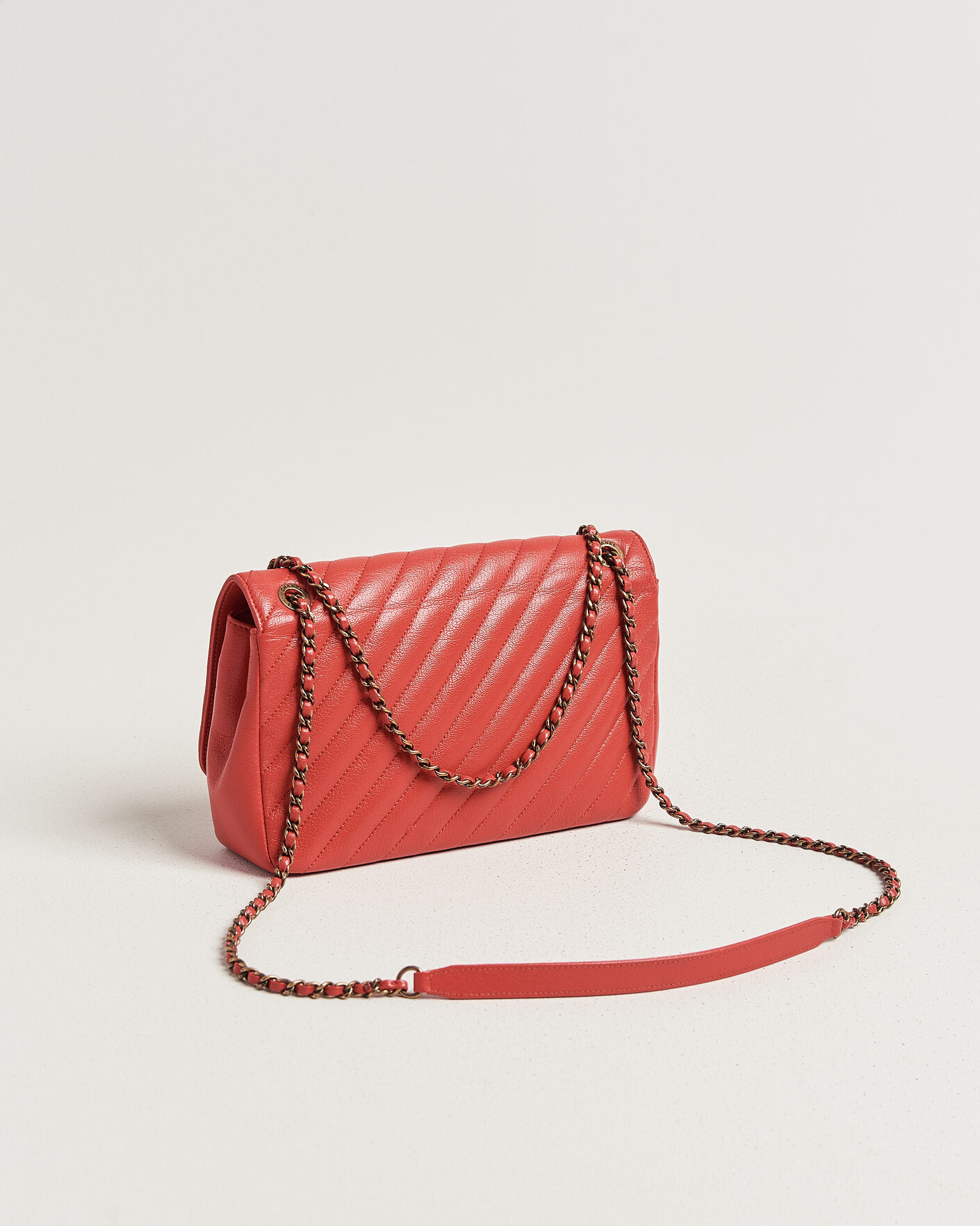 Herre | Pre-Owned & Vintage Bags | Chanel Pre-Owned | Chevron Medium Flap Bag Coral