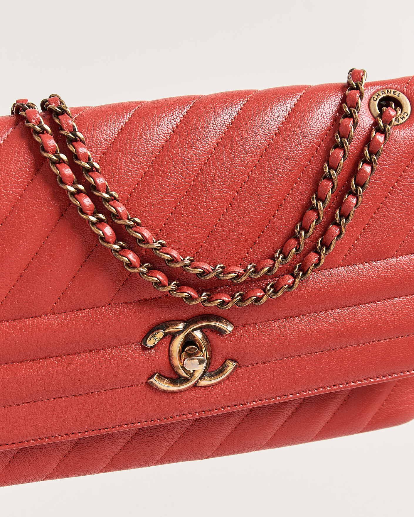 Herre | Pre-Owned & Vintage Bags | Chanel Pre-Owned | Chevron Medium Flap Bag Coral