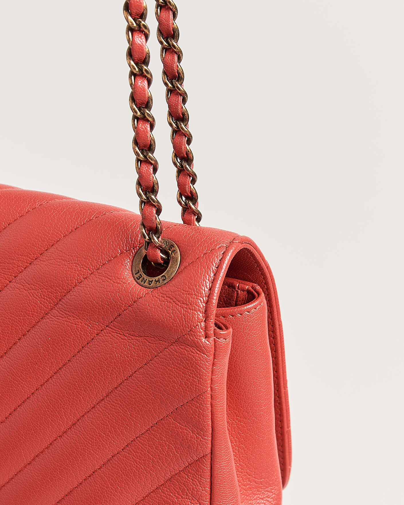 Herre | Pre-Owned & Vintage Bags | Chanel Pre-Owned | Chevron Medium Flap Bag Coral
