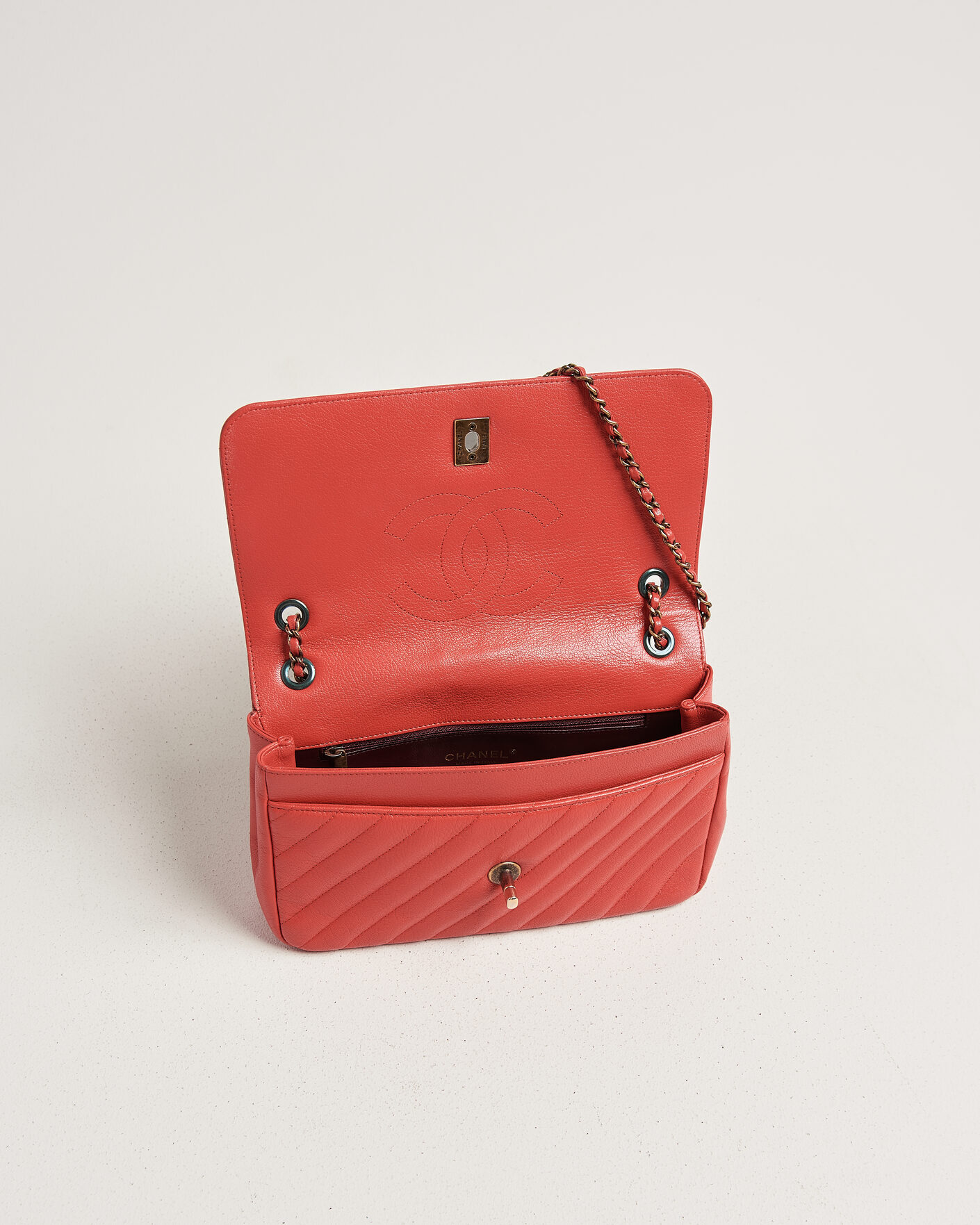 Herre | Pre-Owned & Vintage Bags | Chanel Pre-Owned | Chevron Medium Flap Bag Coral