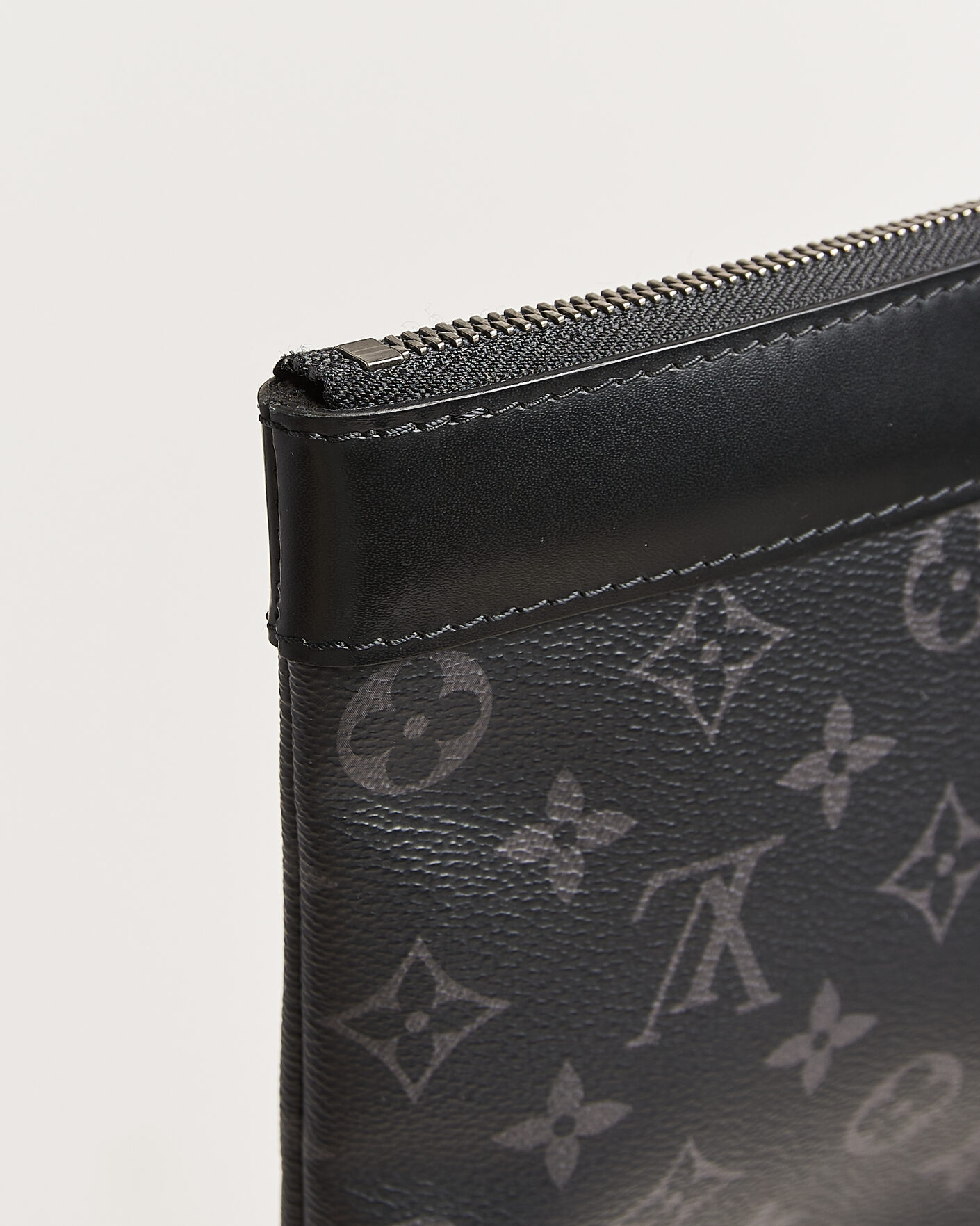 Herre | Pre-Owned & Vintage Bags | Louis Vuitton Pre-Owned | Discovery Pochette Monogram Eclipse