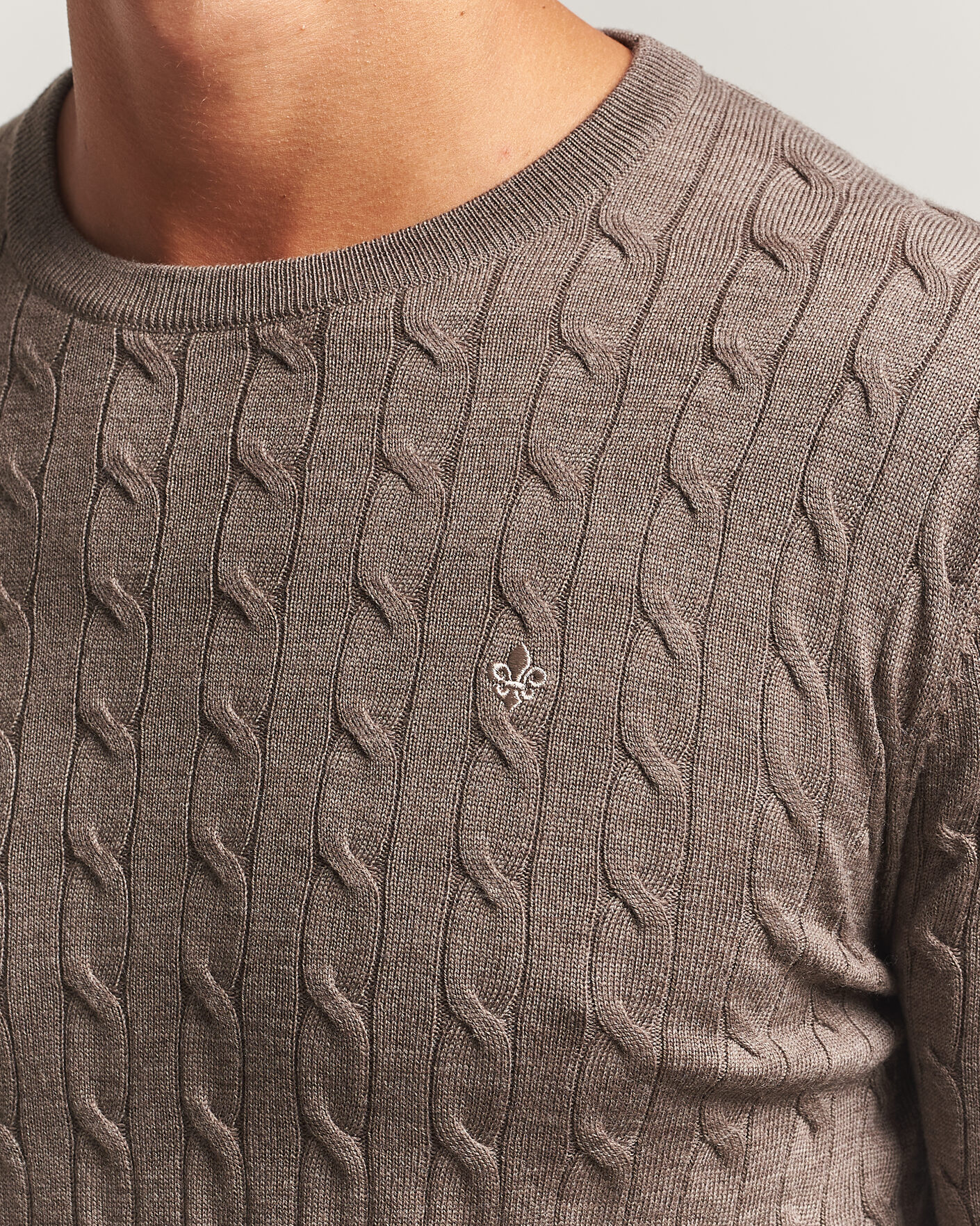 Herre | Gensere | Morris | Merino Cable O-Neck Brown