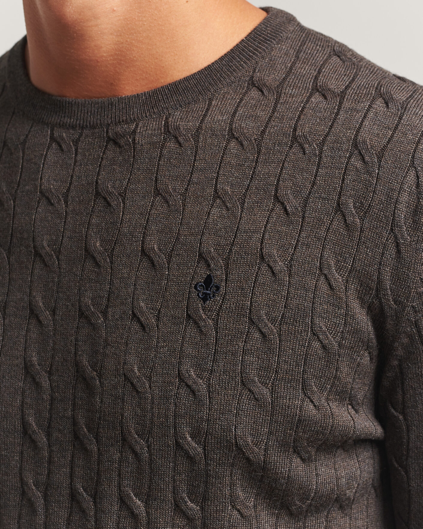 Herre | Gensere | Morris | Merino Cable O-Neck Brown