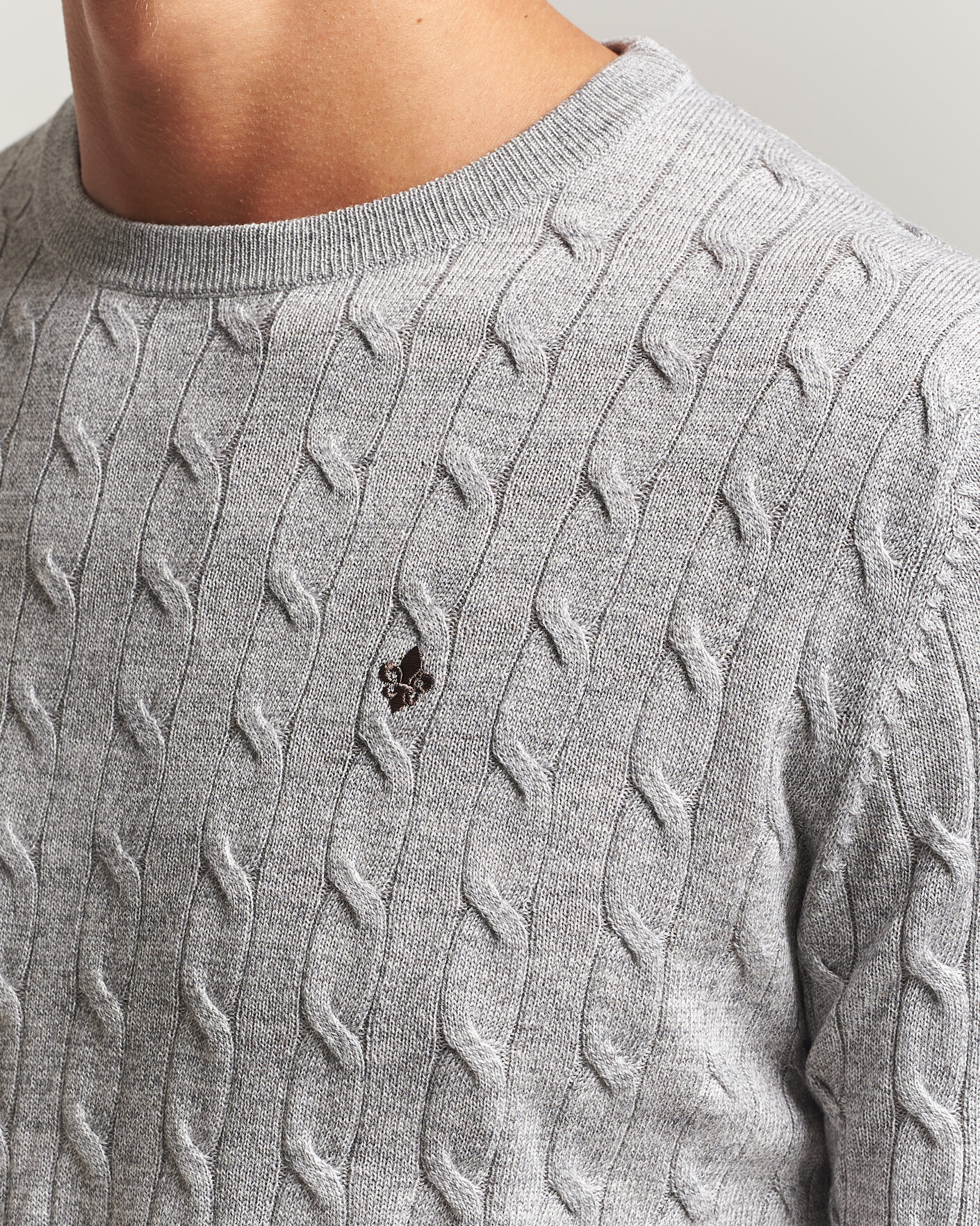 Herre | Gensere | Morris | Merino Cable O-Neck Mid Grey