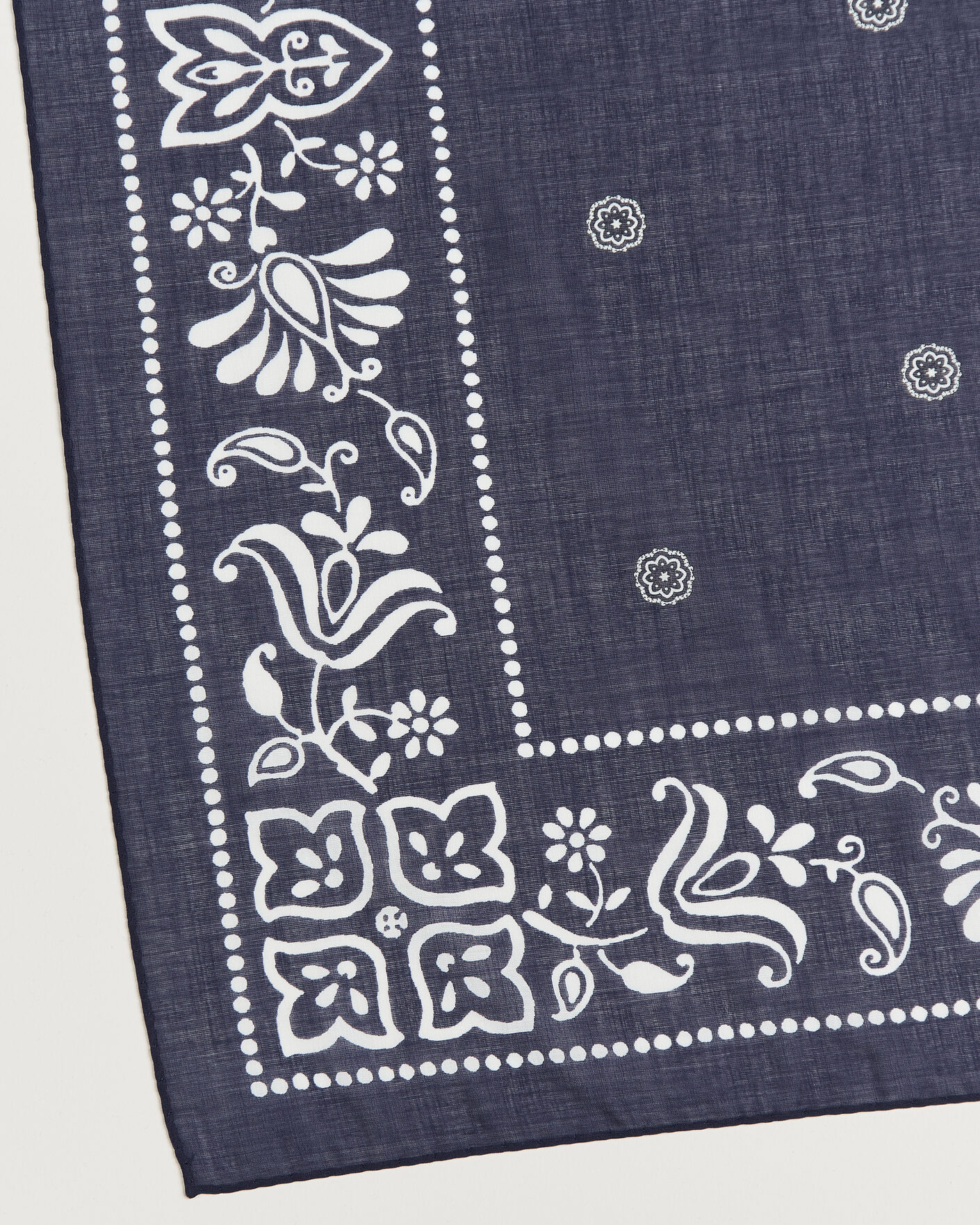 Herre | Scarves | Amanda Christensen | Cotton Voile Printed Flower Bandana Navy