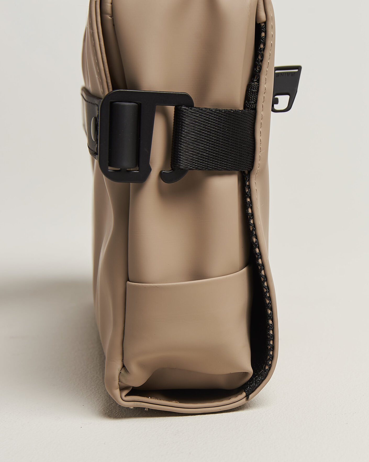 Herre | Vesker | RAINS | OTG Washbag Beige
