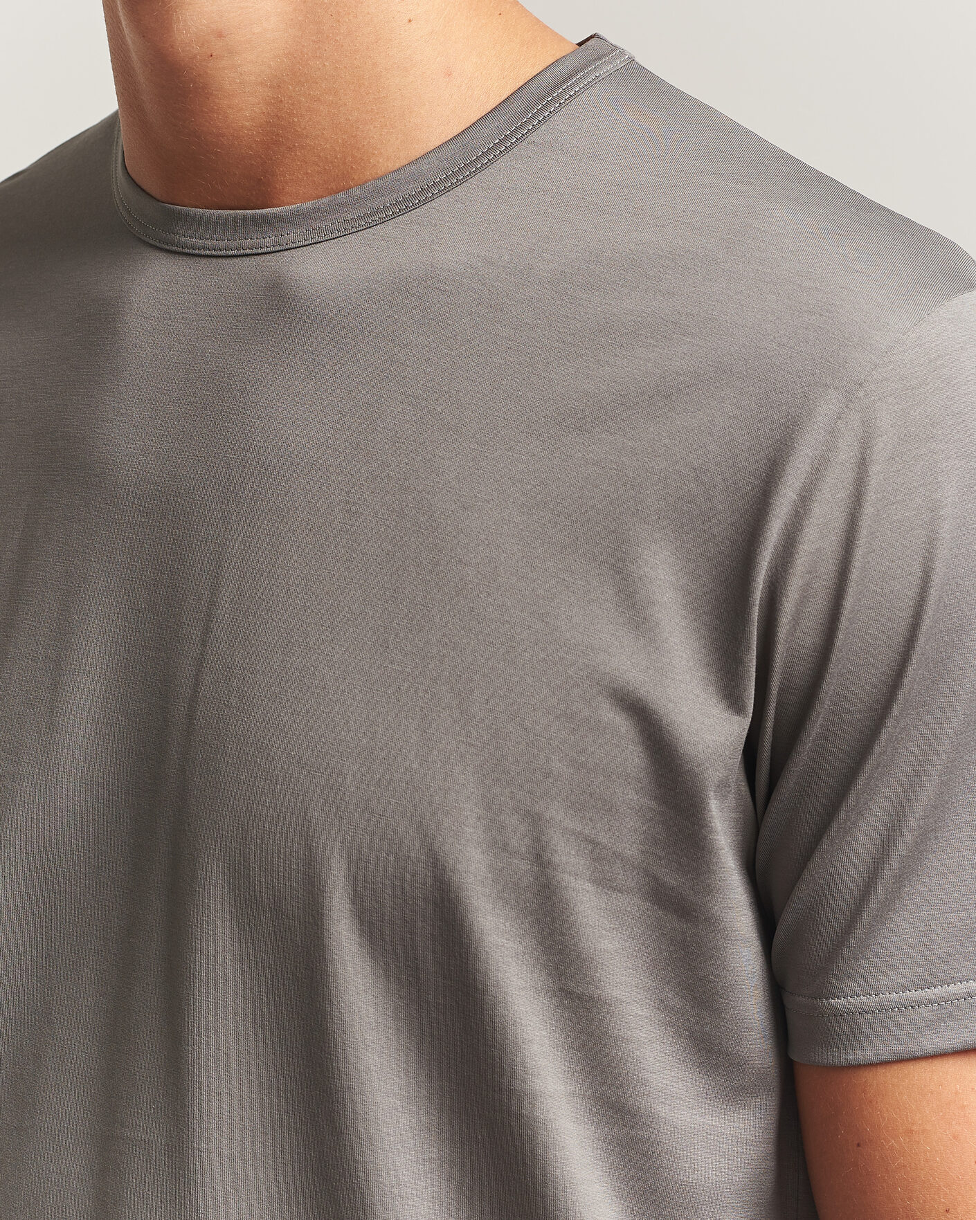Herre | T-Shirts | Sunspel | Crew Neck Q82 Cotton T-Shirt Smoke Grey