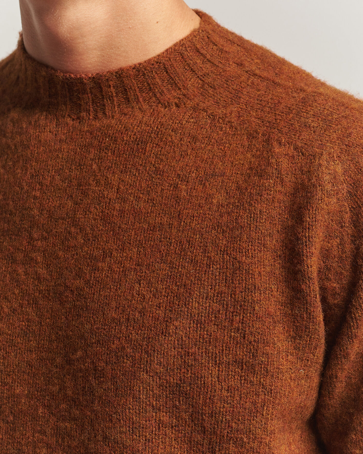 Herre | Gensere | Sunspel | Brushed Shetland Crew Neck Dark Tabacco